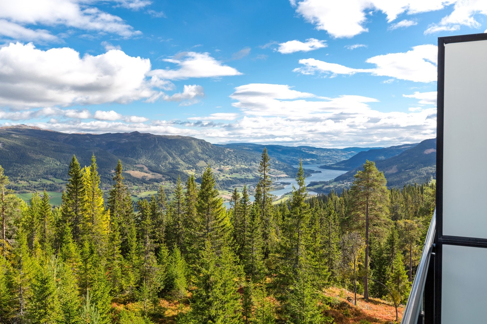 Nydelig utsikt over Lågen og dalen. Galleribilde