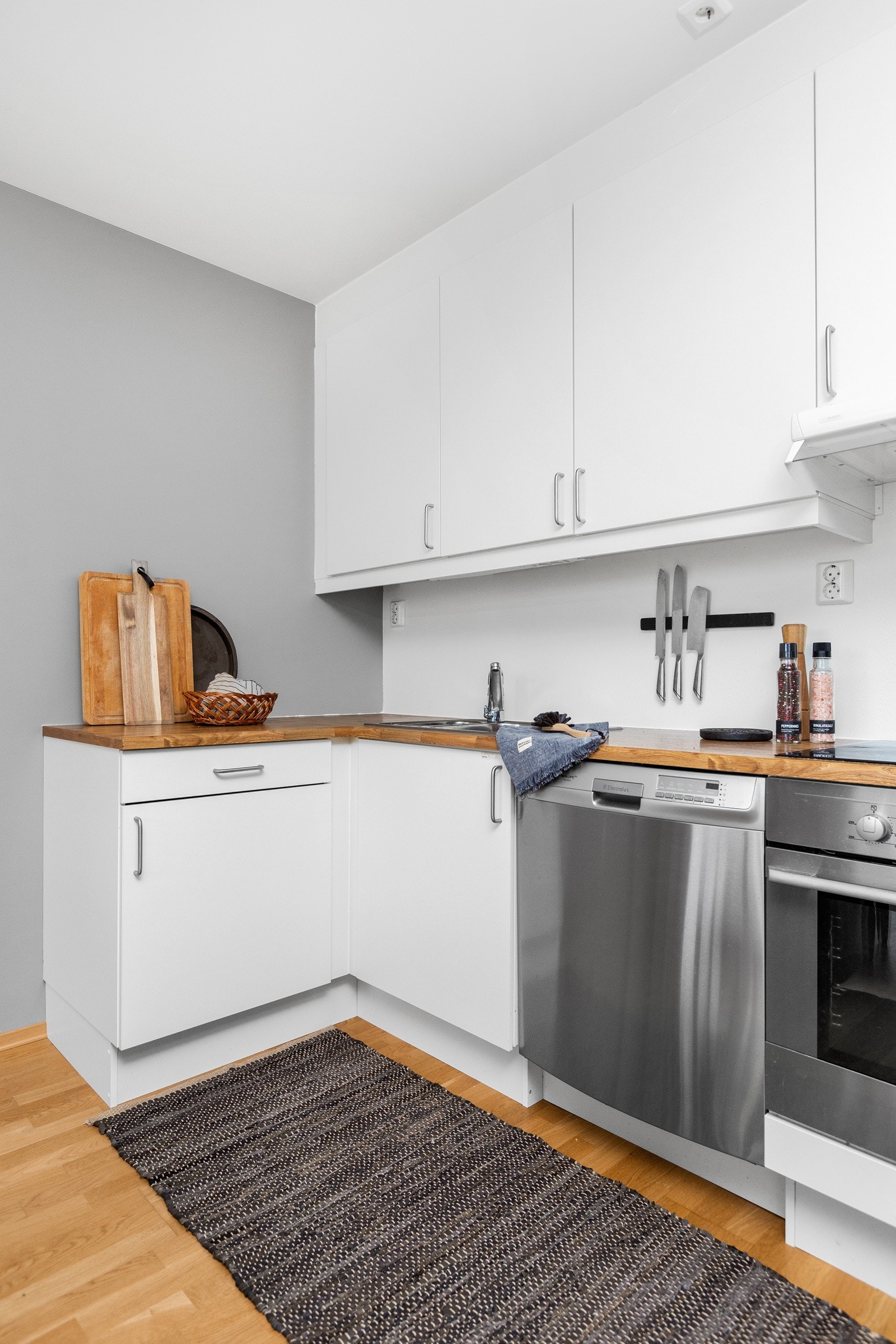 Takhøye overskap og underskap med glatte fronter og håndtak Galleribilde