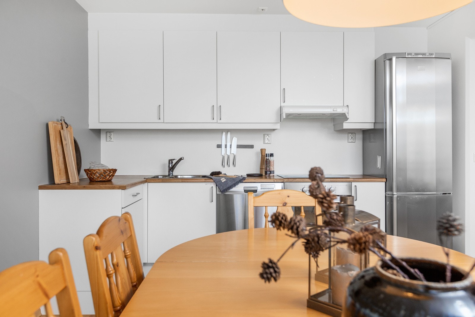 Spisestuen har sin naturlige plassering i forbindelse med kjøkkenet Galleribilde