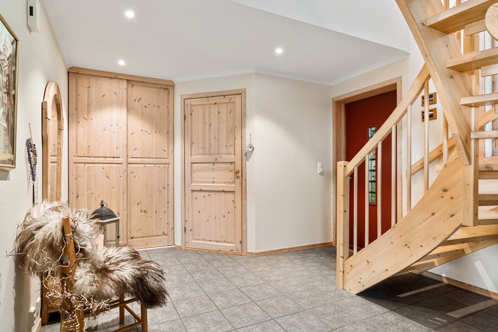 Entréen fikk nye downlights i 2019. Galleribilde