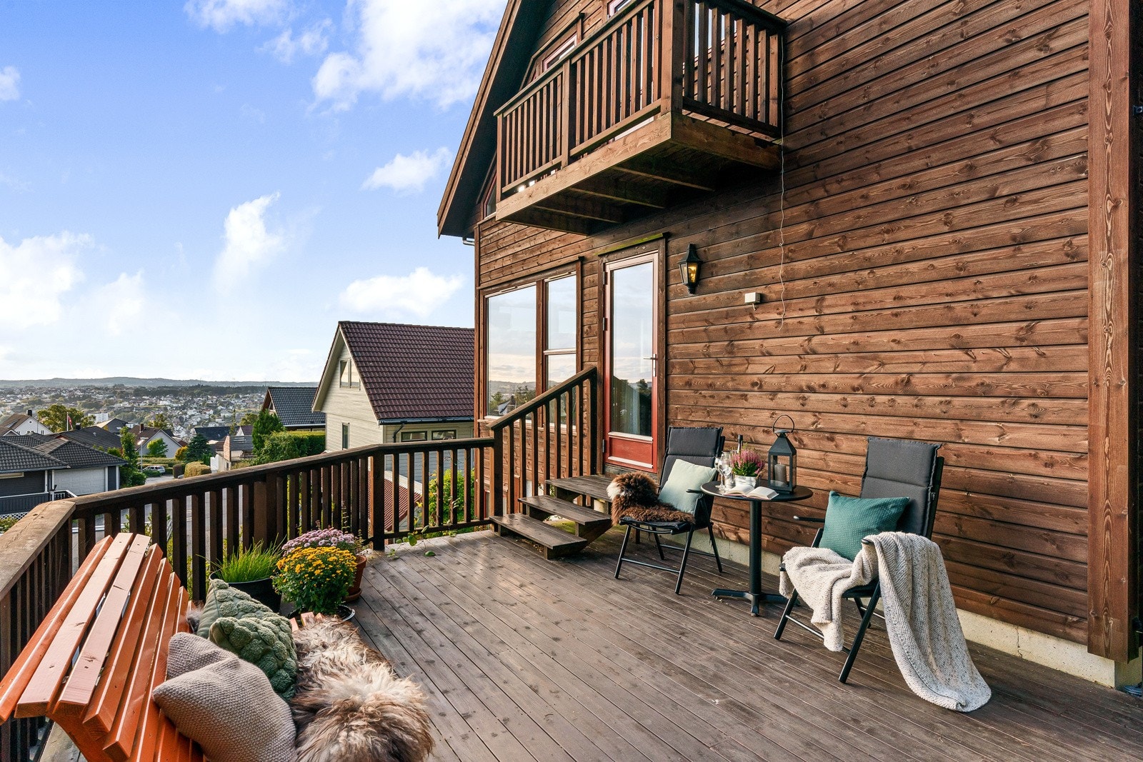 På fine sommerdager kan dere velge mellom to uteplasser av god størrelse - en takterrasse over garasjen og en terrasse utenfor stuen. Galleribilde