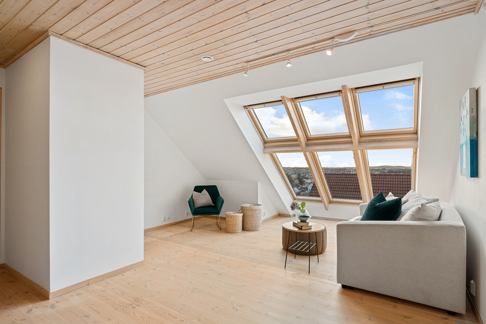 Oppe i loftstuen er det naturligvis god plass til tv- og sofaløsning. Galleribilde