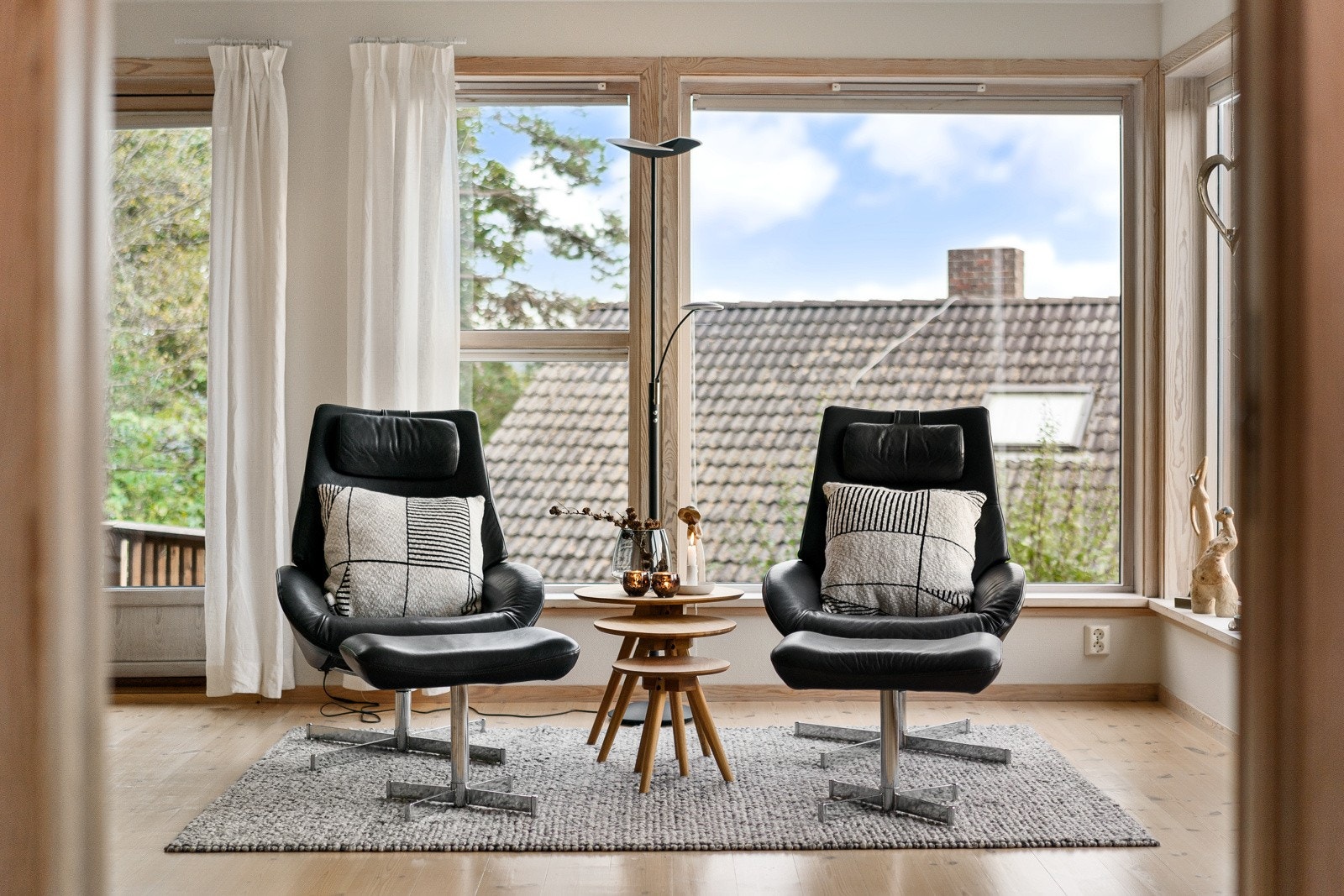 Stuen er romslig og har masser av plass til både sofagruppe og lenestoler. Galleribilde