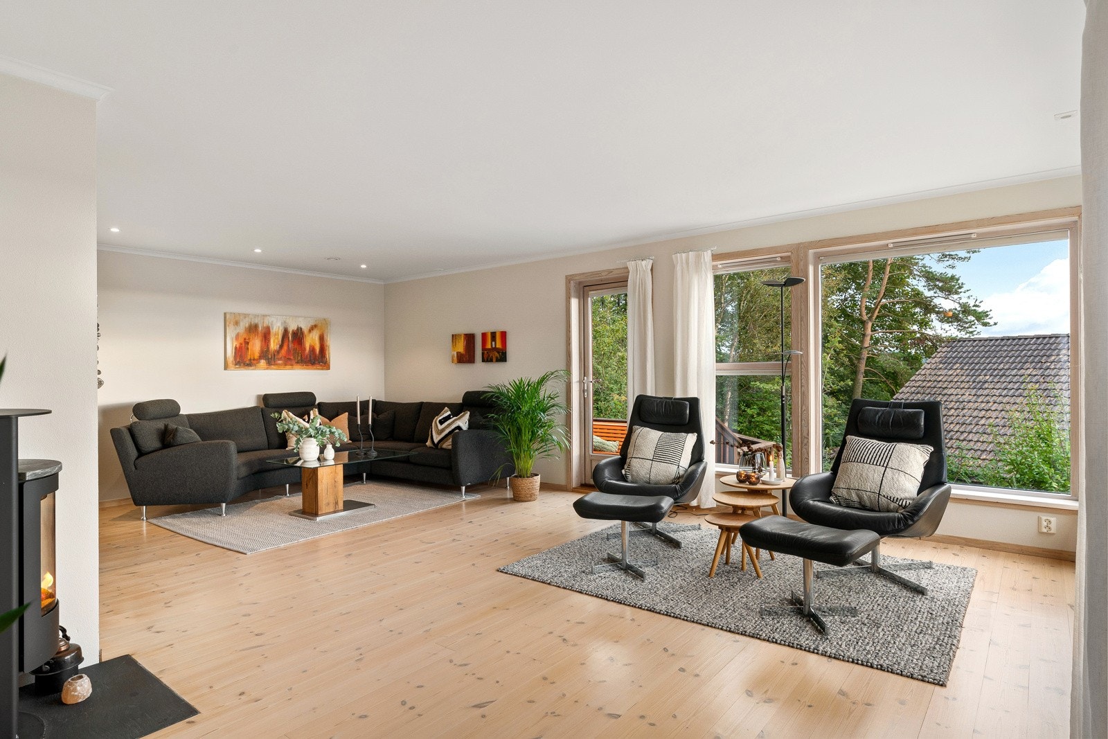 I stuen er det downlights fra 2019, samt furugulv som er lysnet og vegger som er malt opp i lyse toner i senere år. Galleribilde