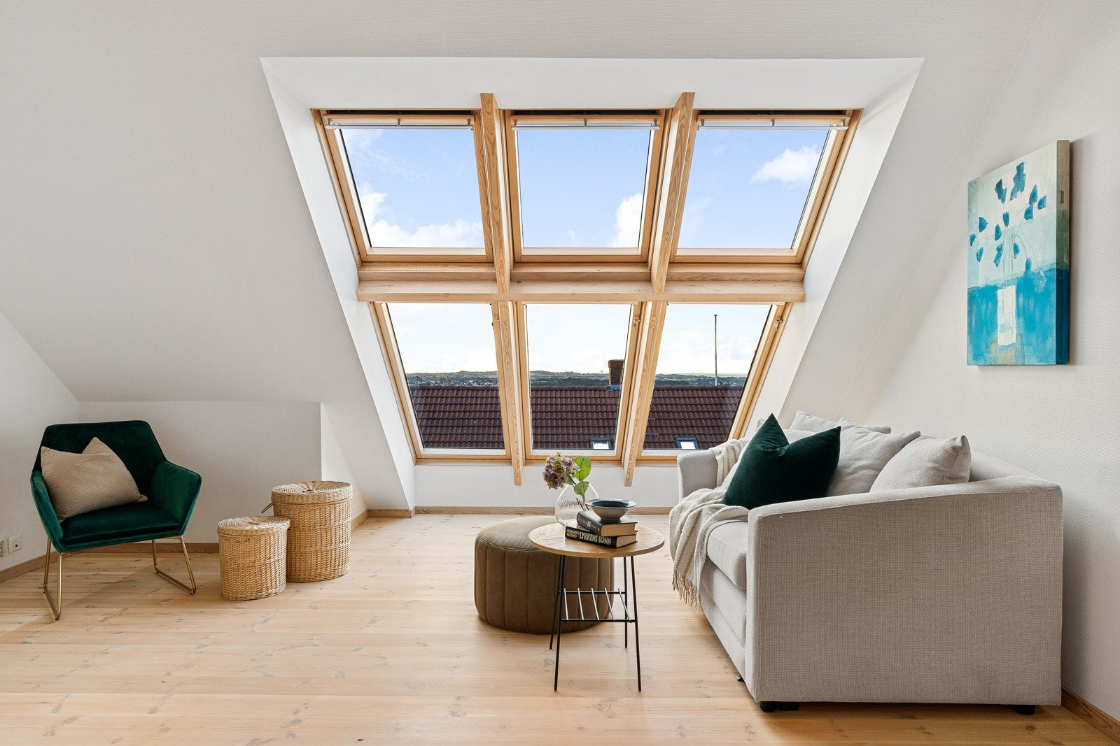 Loftstuen har skråtak med et stort vindu som gir et fint overlys og en spesiell romfølelse. Galleribilde
