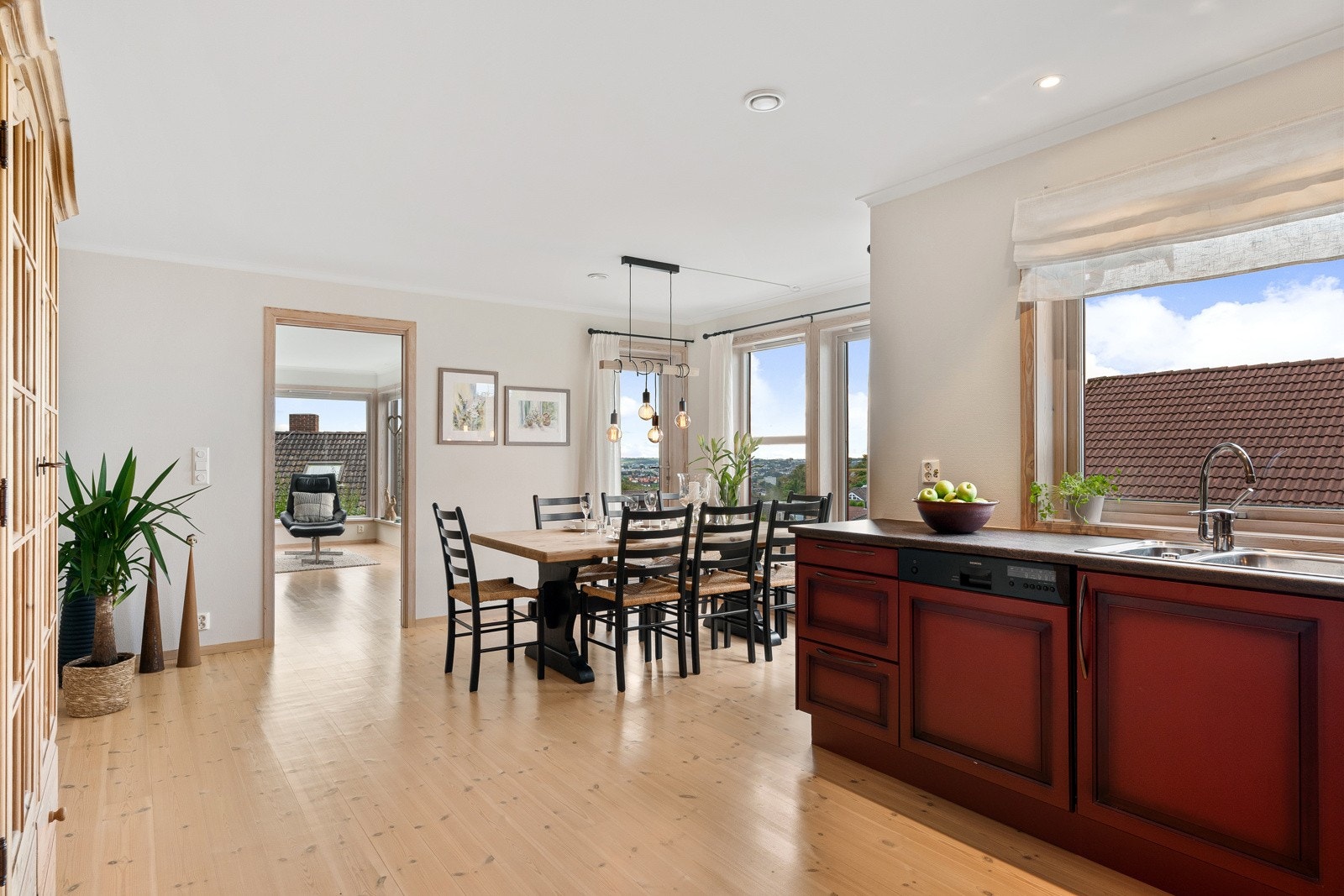 Videre inn ligger det et luftig og svært hyggelig spisekjøkken med et karnapp, hvor det er utgang til balkong og god plass til langbord. Galleribilde