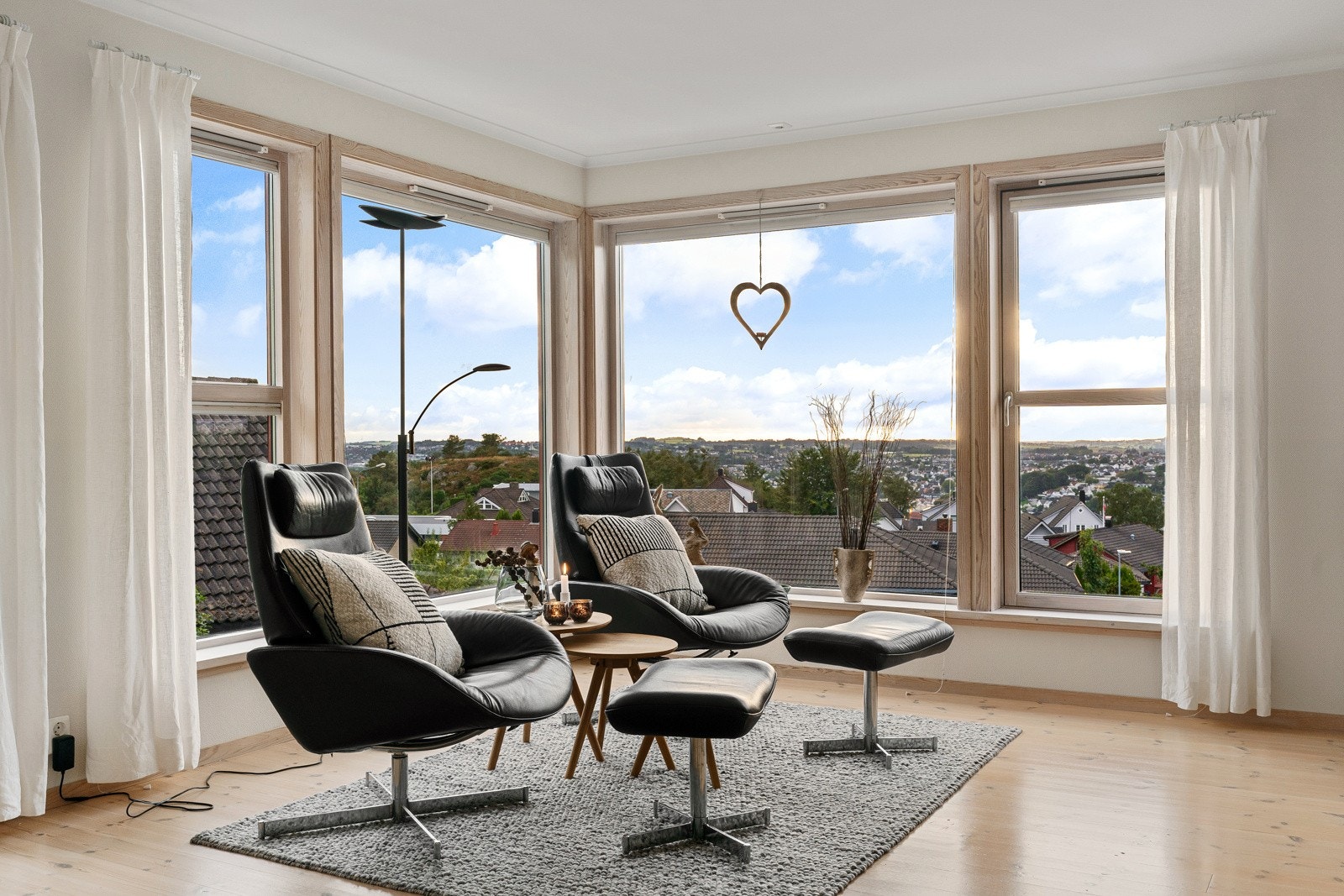 Store vindusflater i to himmelretninger sørger for rikelig med dagslys. Galleribilde