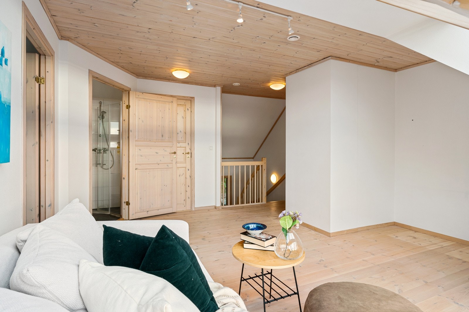 I 2. etasje er det en loftstue, to soverom, et bad, kott og garderobe. Galleribilde