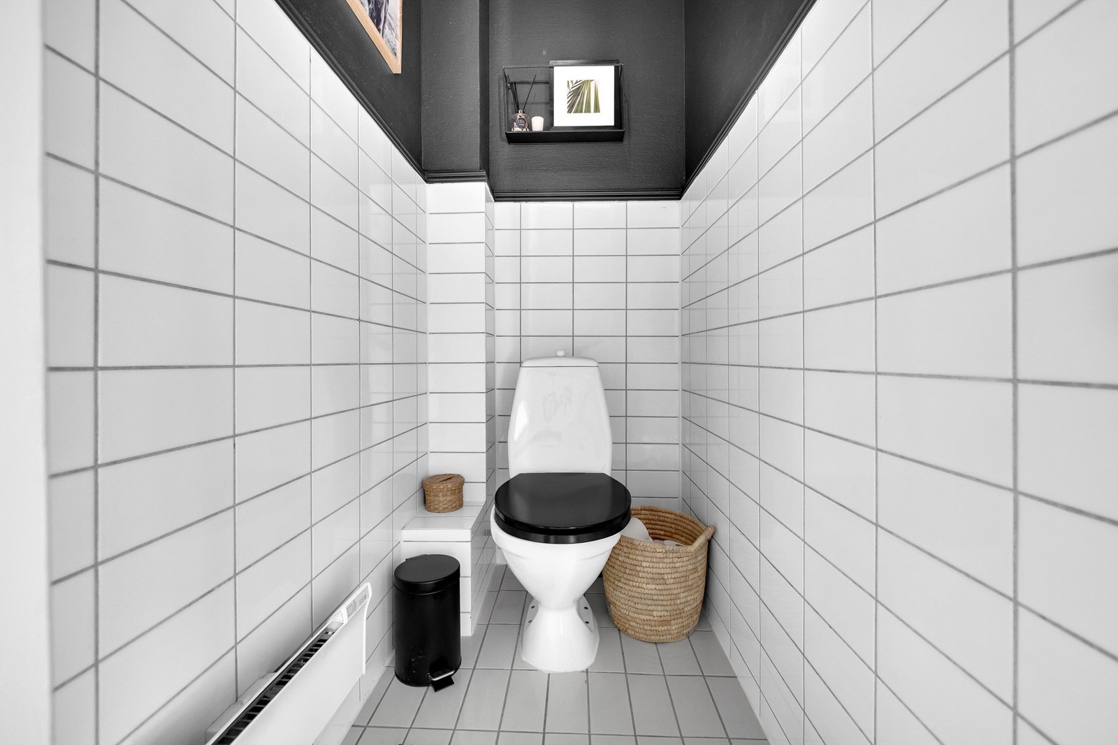 Klosett finnes i et separat toalettrom, vegg i vegg med badet. Nye vannrør ble trukket frem i 2020. Galleribilde