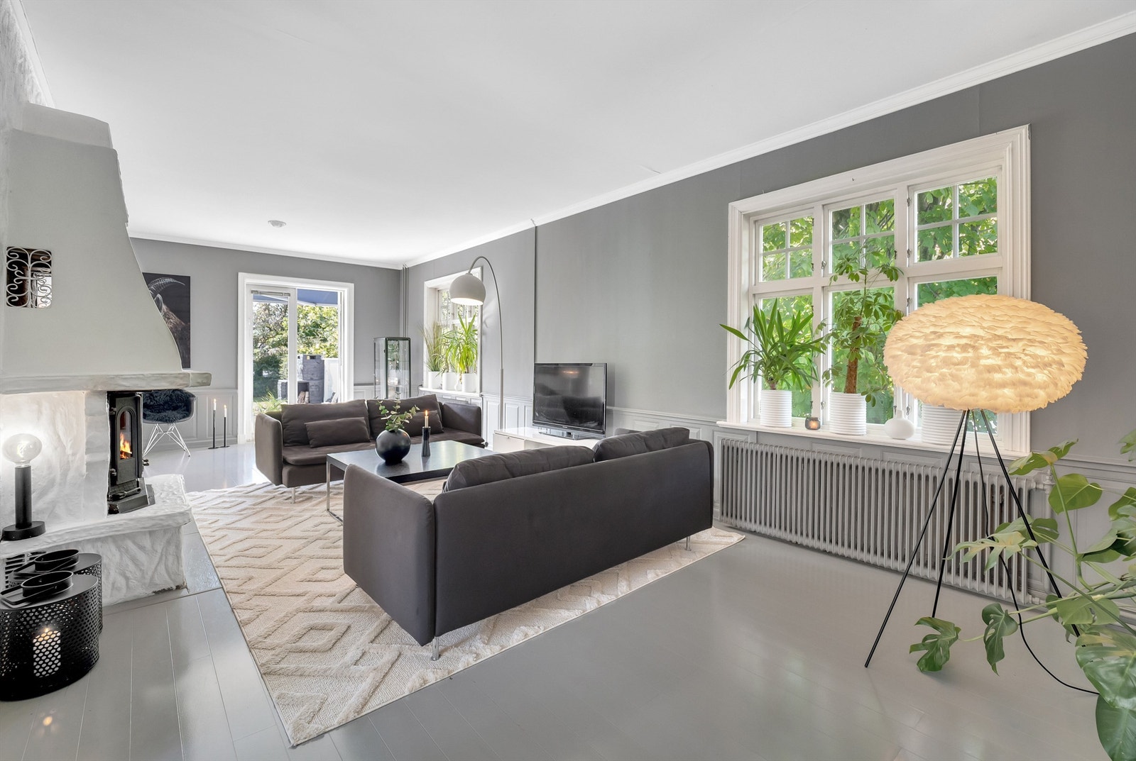 Store krysspostvinduer fremmer gode lysforhold i stuen dagen gjennom. Galleribilde