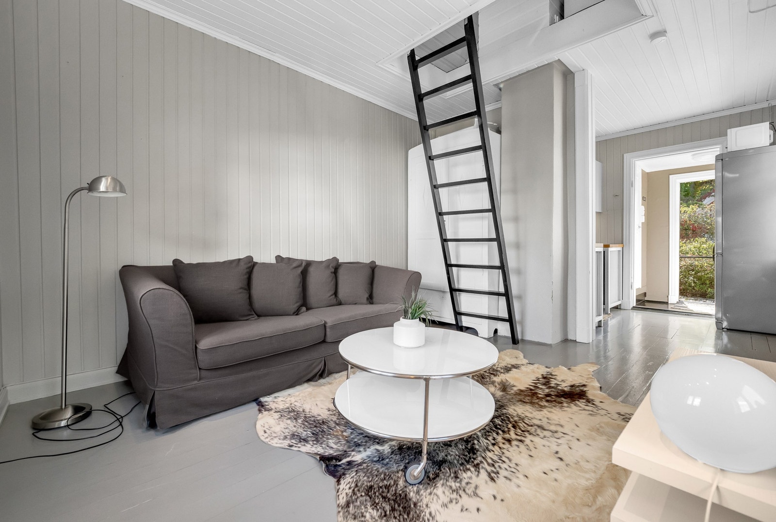 Annekset inneholder en oversiktlig romløsning, med hems over stuen. Galleribilde