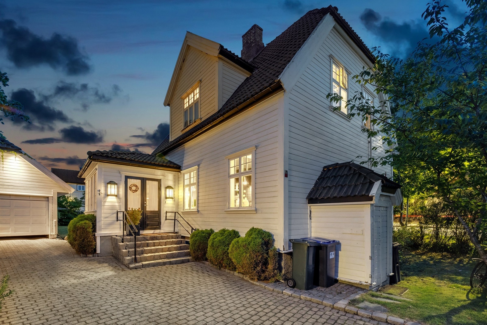 Kjelleren er tilgjengelig både innvendig fra hallen og utvendig fra hagen. Galleribilde