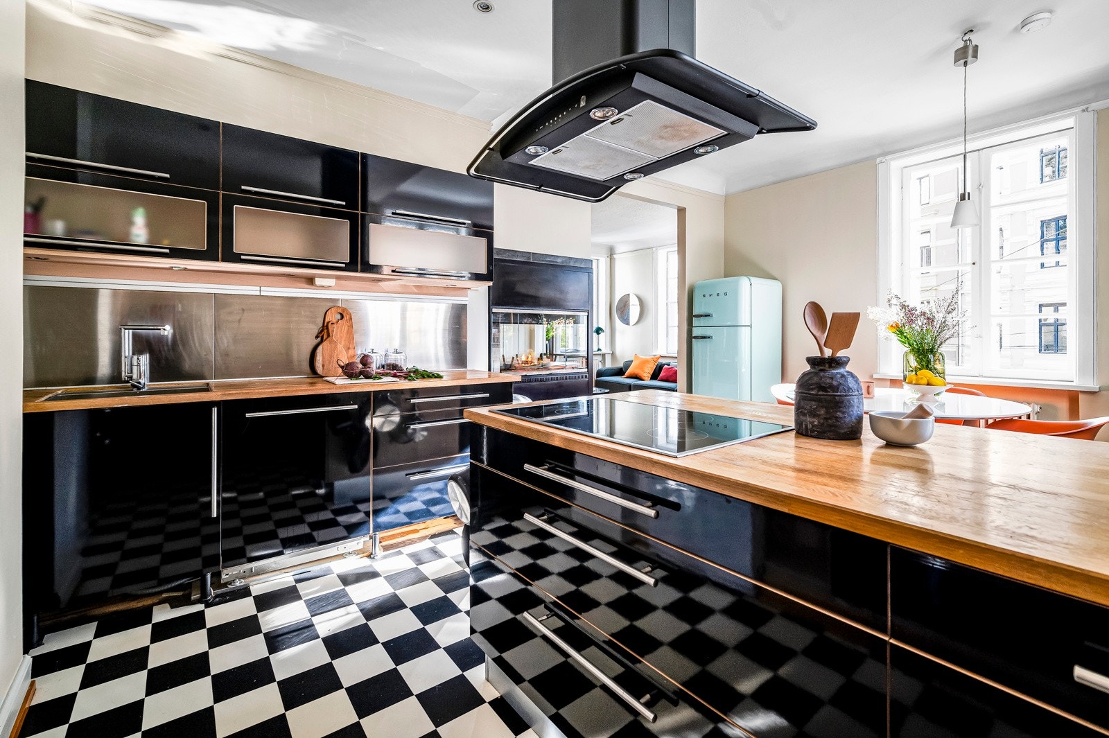 nredningen fra HTH har både lyse og sorte fronter, og benkeplaten i heltre har blant annet planlimt kum i stål. Galleribilde