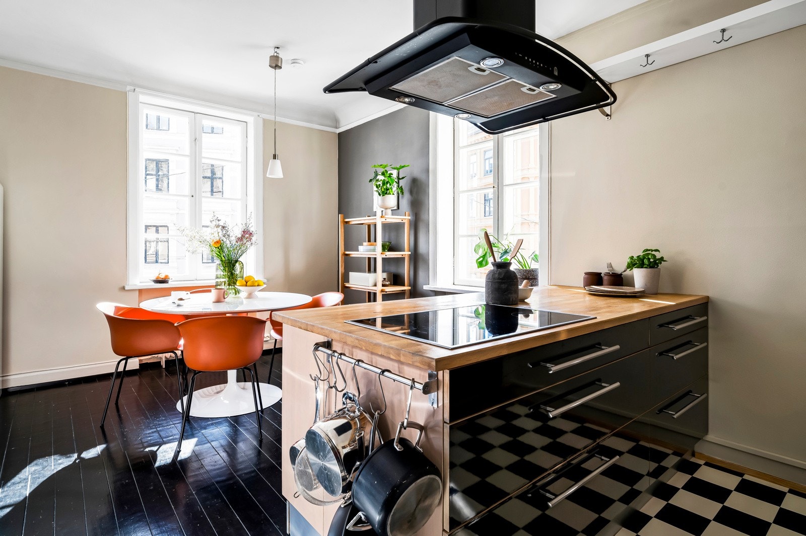 Kjøkkenet har et stilfullt og innholdsrikt design med gode benkeflater, kjøkkenøy og rikelig med oppbevaringsplass. Galleribilde