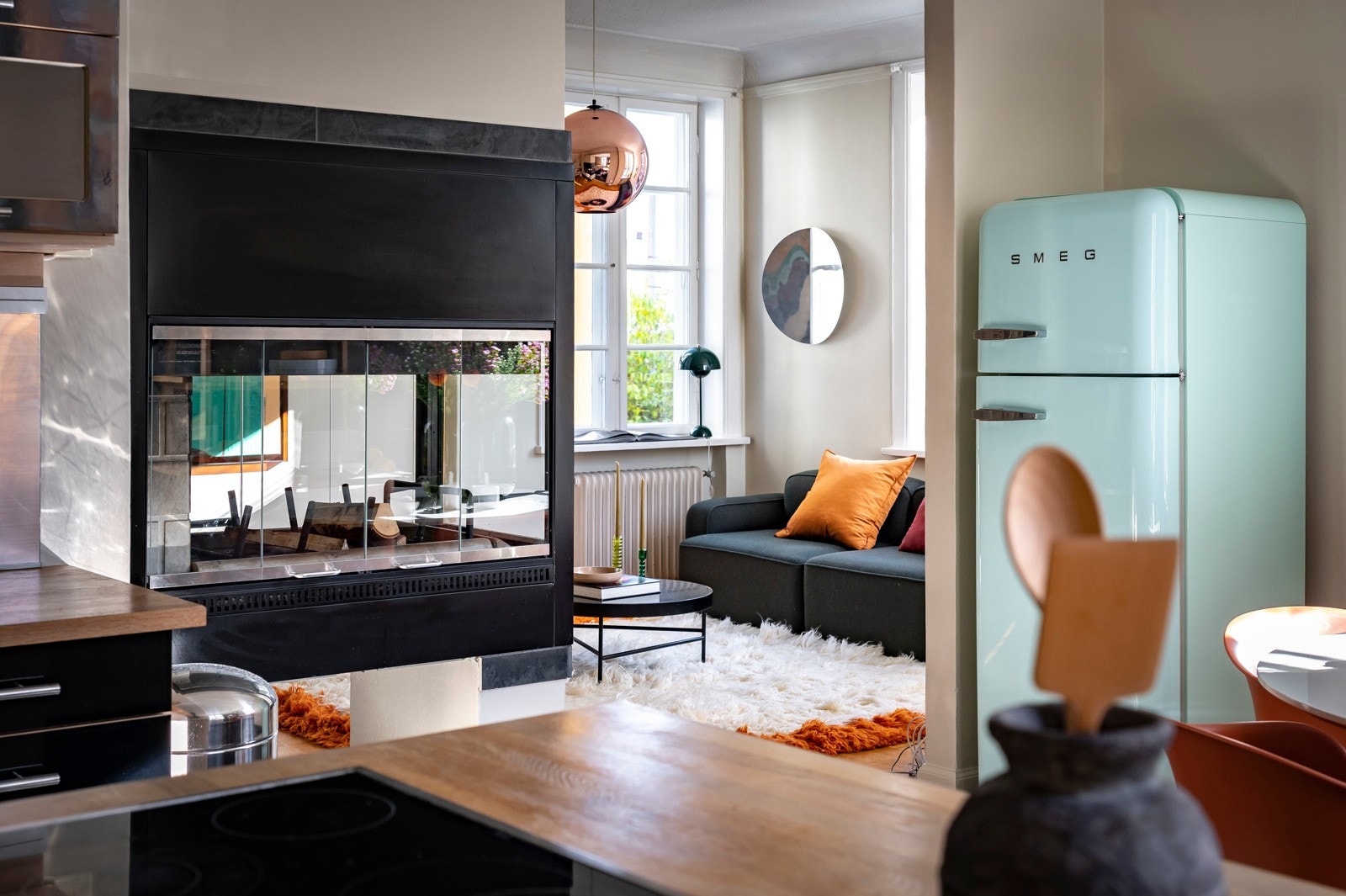 På kvelden settes stemningen med fyr i et gjennomgående ildsted mellom stue og kjøkken. Galleribilde