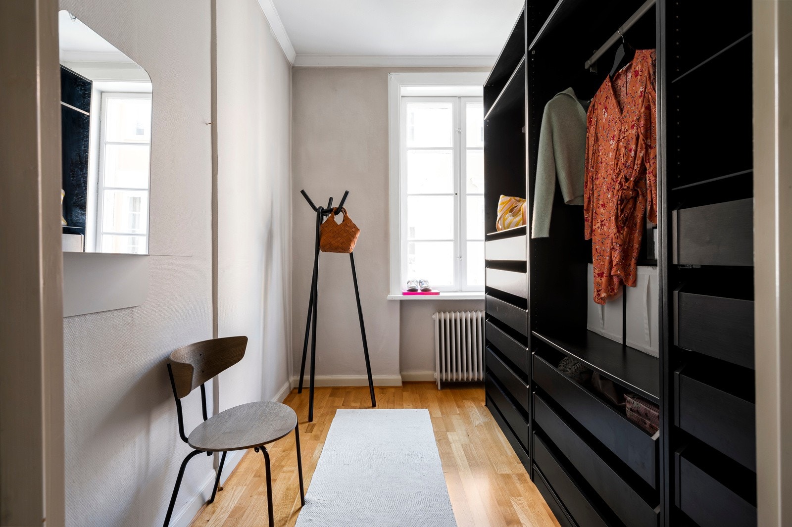 Soverom lll. Benyttes idag som garderobe. Egner seg også like fint som gjesterom eller barnerom. Galleribilde