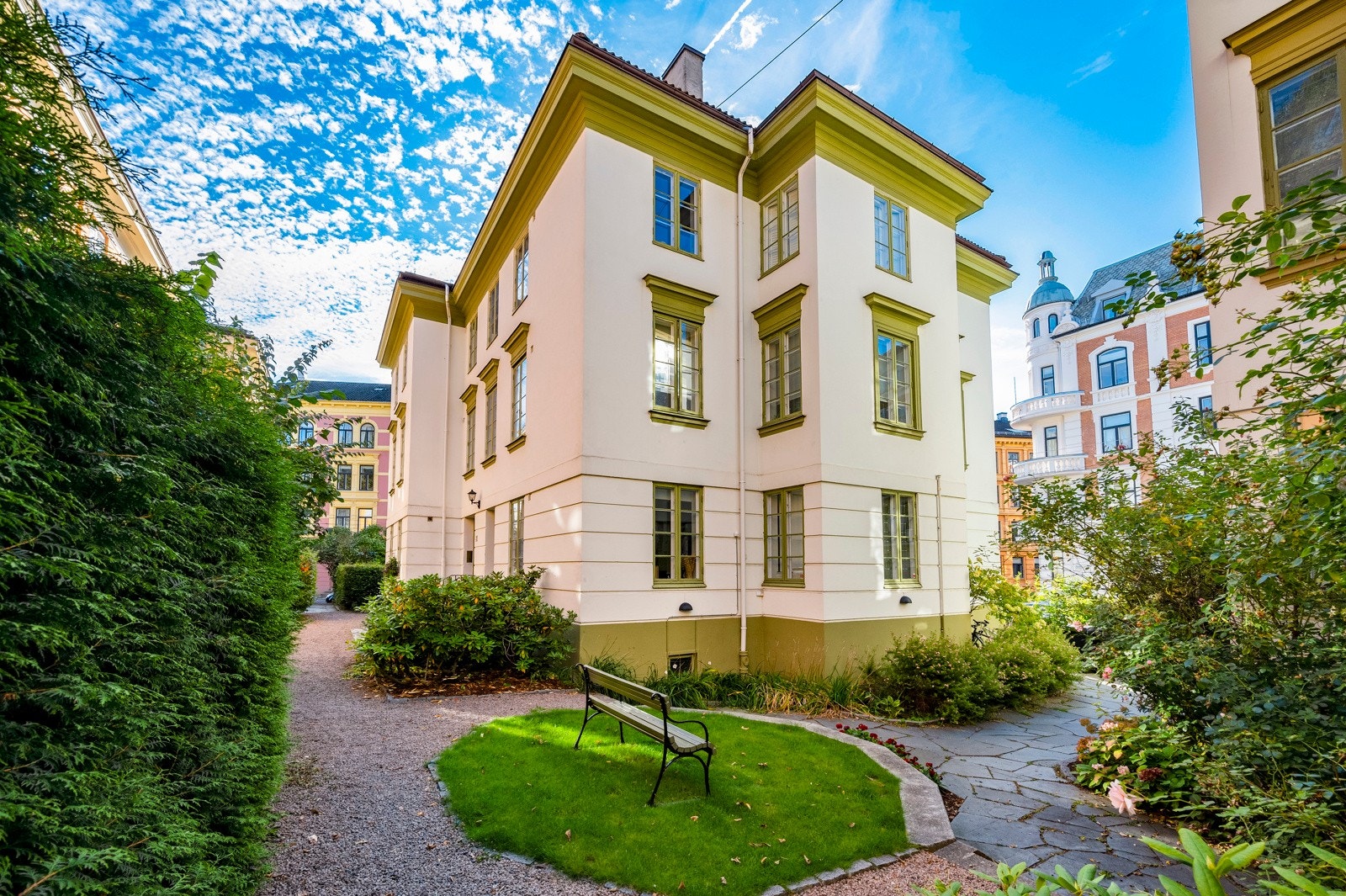 et flott, ærverdig bygg på beste Frogner ligger det en innbydende 4-roms aksjeleilighet med sjarm, sjel og lun atmosfære og venter på nye eiere. Galleribilde