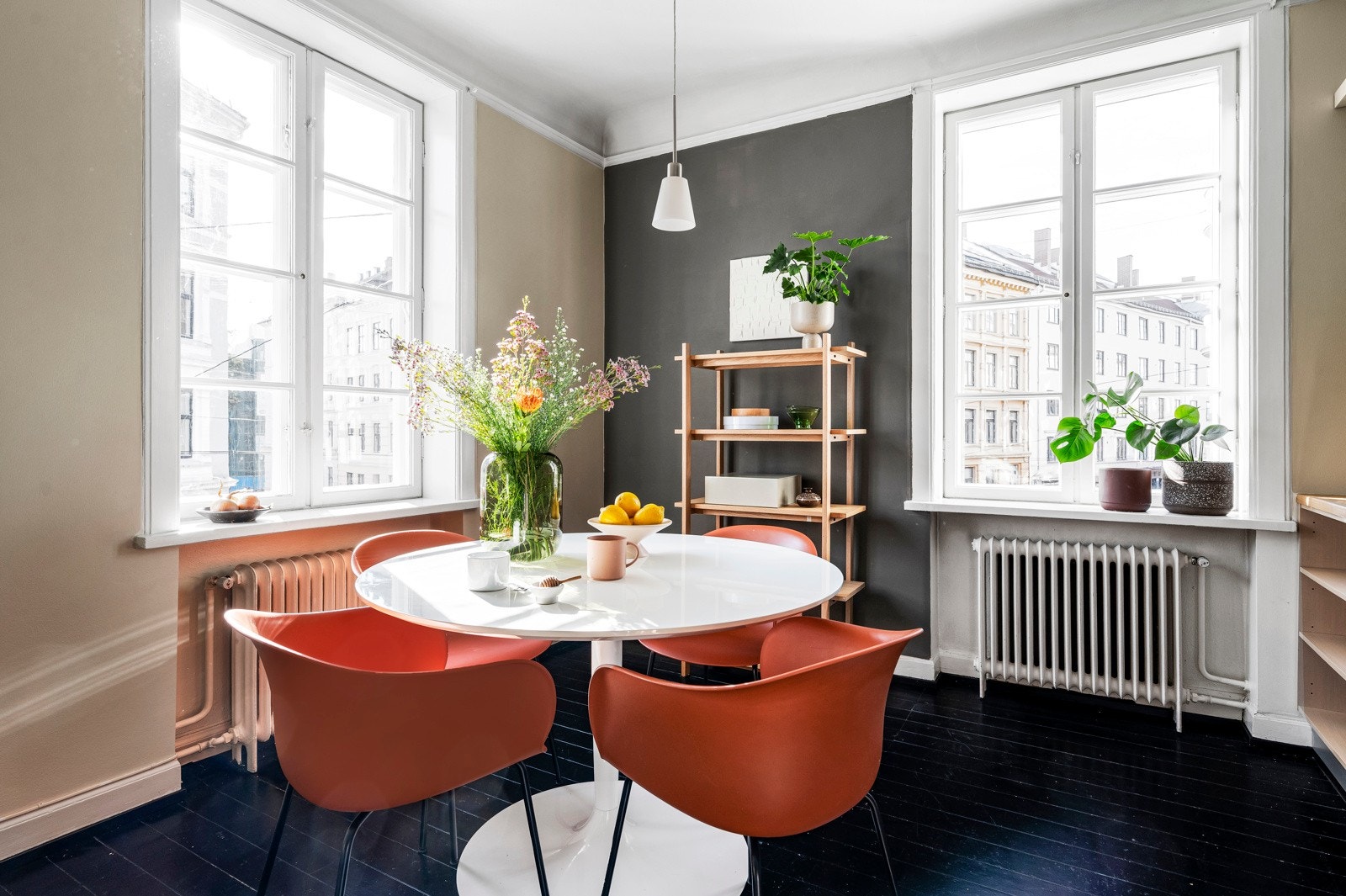 To store vinduer gir en fin steming rundt spisebordet. Galleribilde
