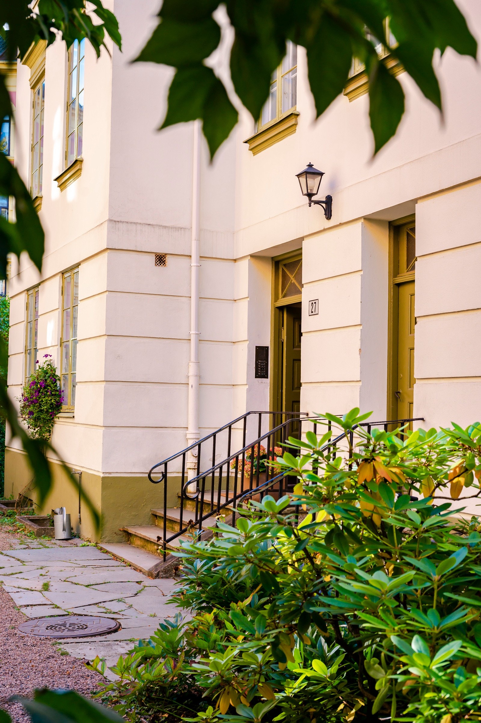 Et representativt inngangsparti ønsker deg velkommen hjem. Galleribilde