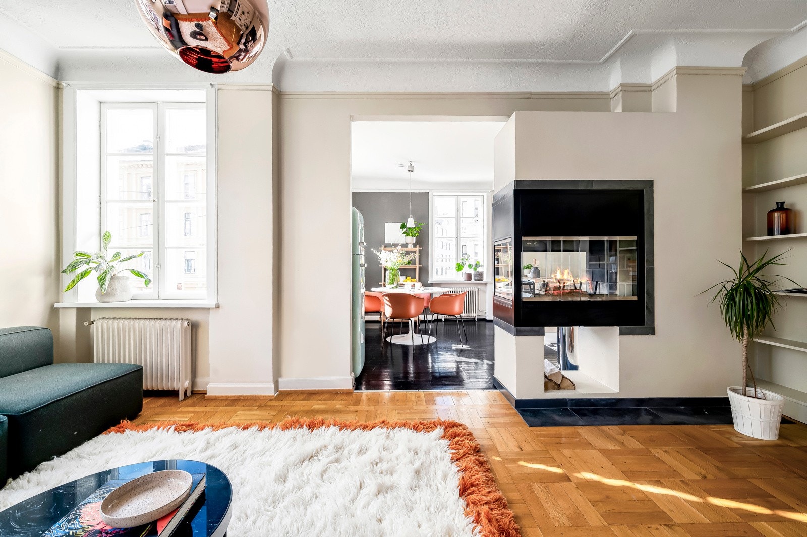 Stuen ligger i dels åpen løsning med et stort kjøkken, og i overgangen mellom sonene er det ildsted. Galleribilde