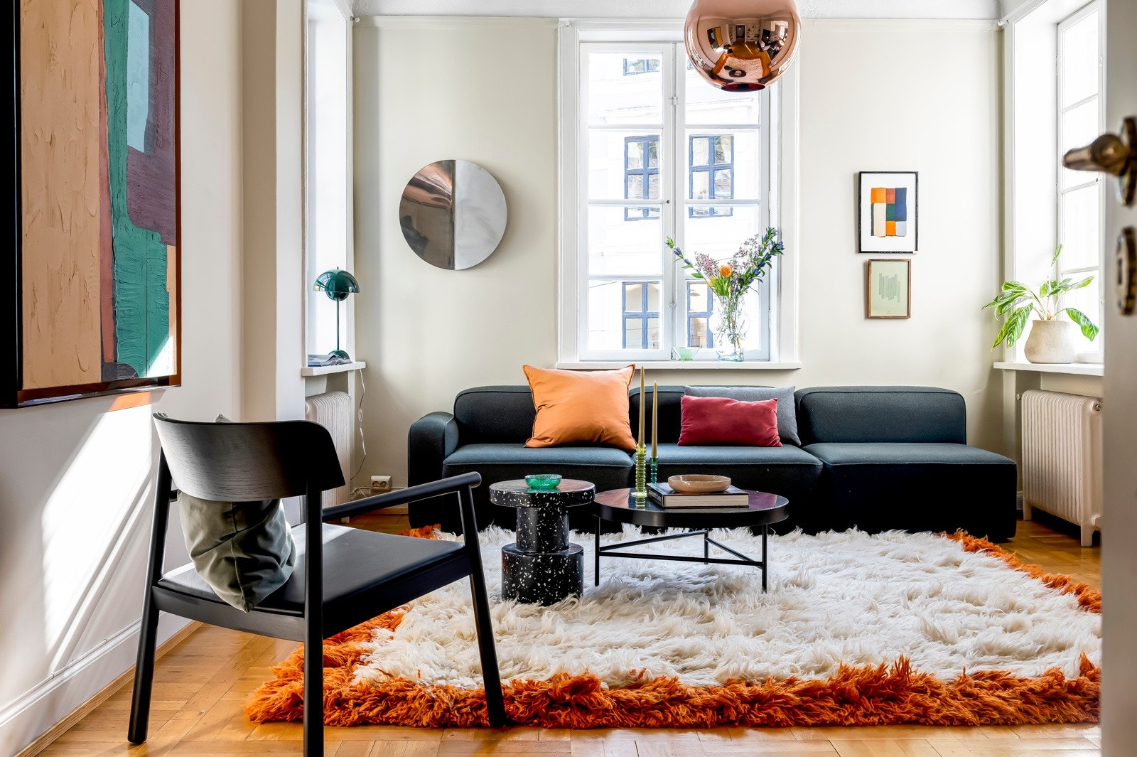 Dagslyset strømmer inn via store, originale vinduer i tre himmelretninger. Galleribilde