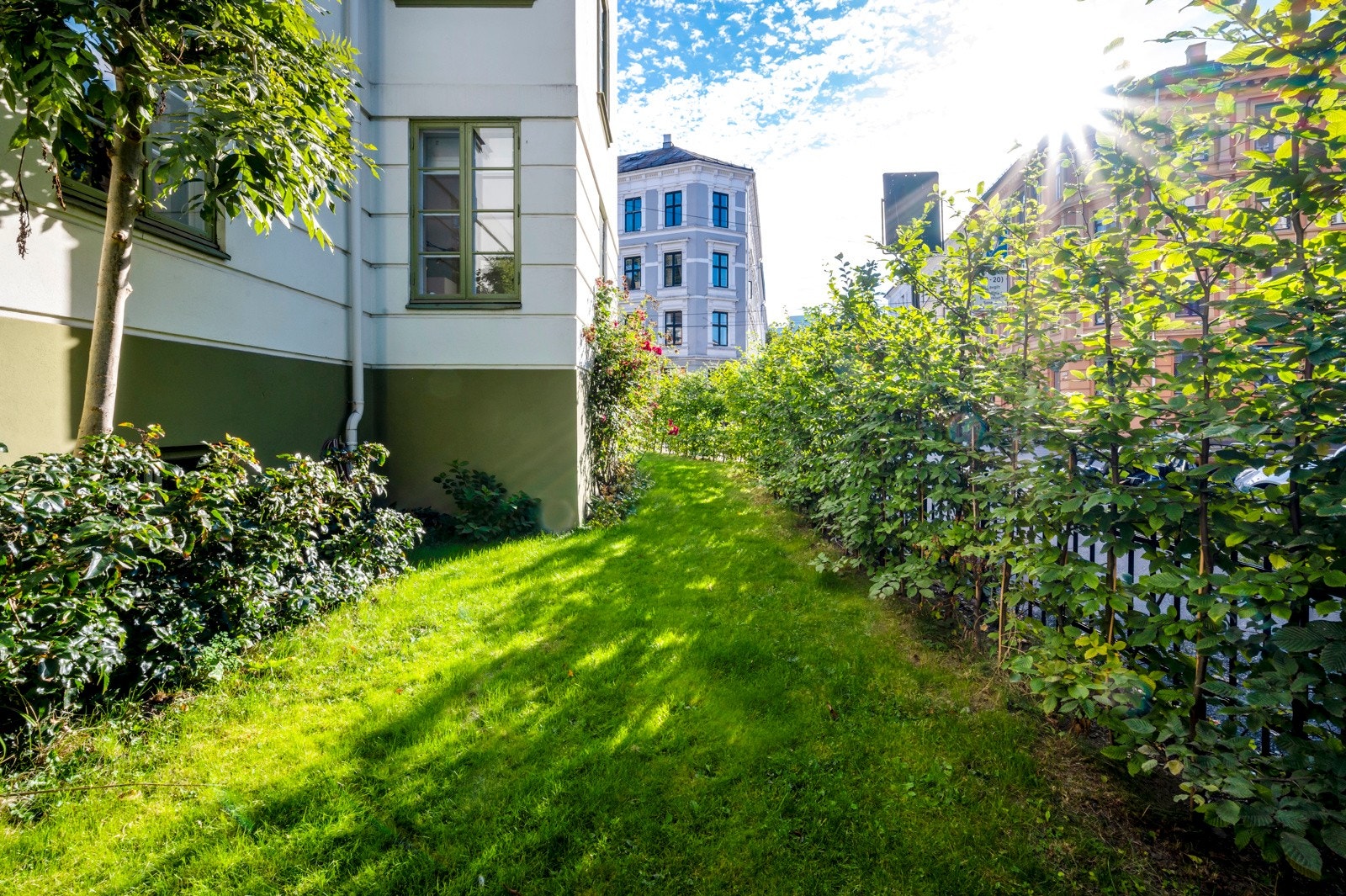 Utearealene er pent opparbeidet med plenarealer, frodige prydbusker, klatreroser, hekk og vakre blomsterbed, og stiene i den lune bakgården er skiferbelagte. Galleribilde