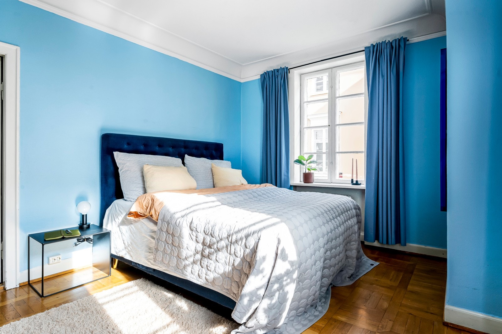 God plass til dobbeltseng og nattbord. Galleribilde