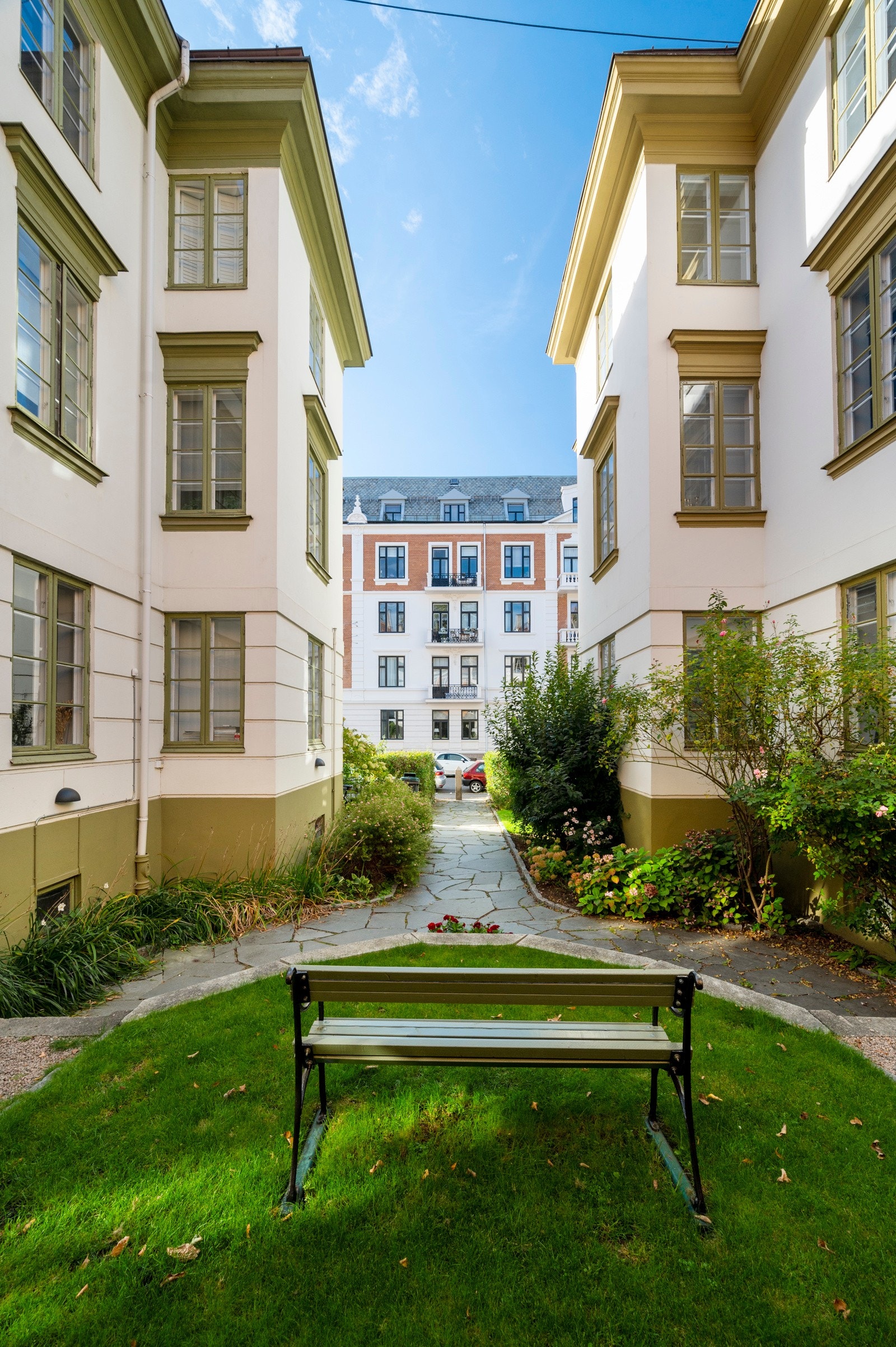 Eiendommen har sin hovedadkomst fra Balders gate mellom Frognerveien 27 og Balders gate 16. Galleribilde