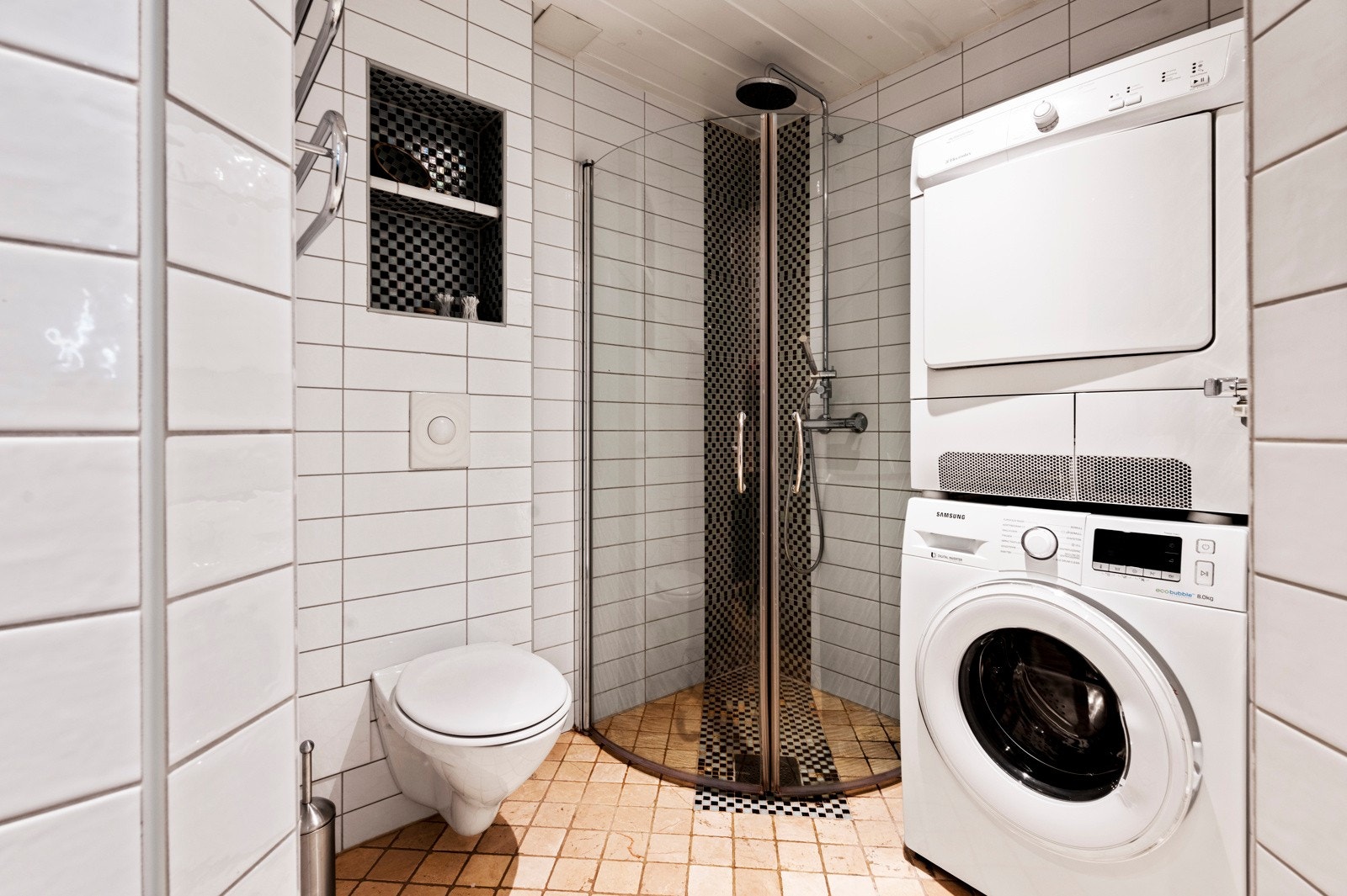 Flislagt bad med varme i gulv og opplegg til vaskesøyle. Galleribilde