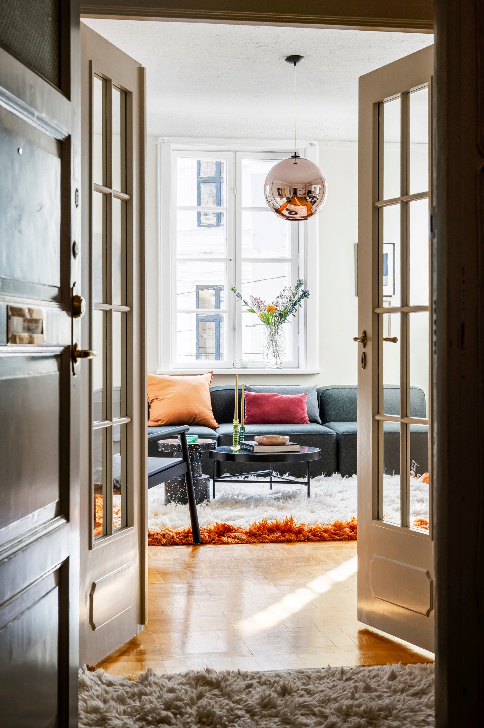 Vel inne blir vi ønsket velkommen i en pen entré med doble glassdører inn mot hovedstuen. Galleribilde