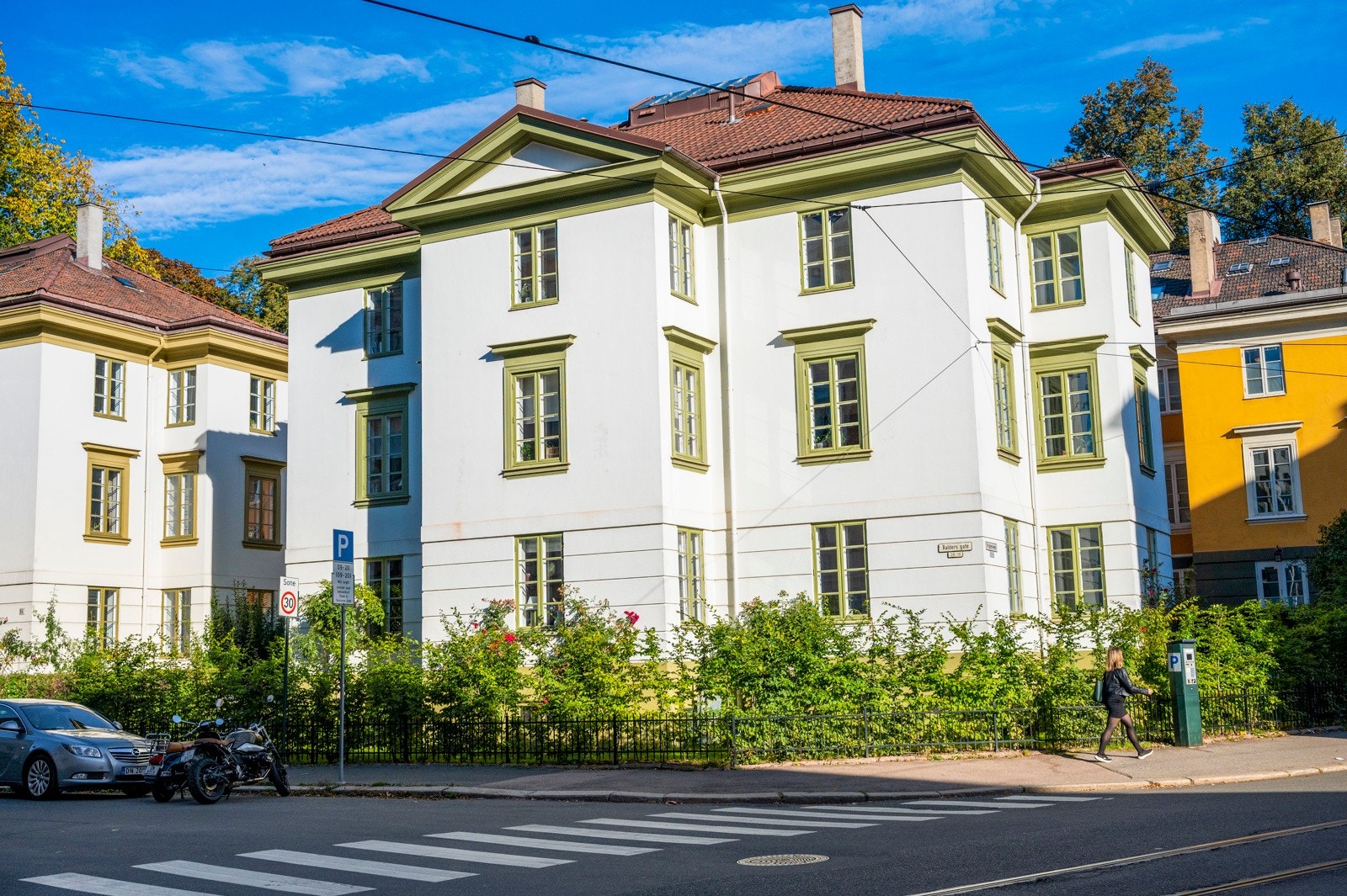 Eiendommen ligger særdeles attraktivt til, med umiddelbar nærhet til god, offentlig kommunikasjon, anerkjente restauranter og upåklagelige shoppingmuligheter. Galleribilde