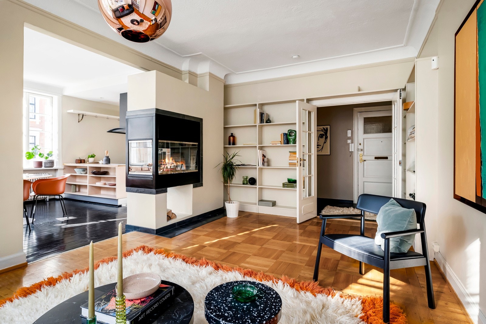 Det er plassbygde bokhyller på to vegger, og rommet byr ellers på god plass til sofagruppe, lenestoler og tv-/mediastasjon. Galleribilde