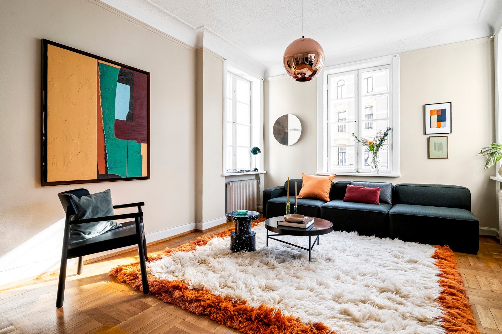 Leiligheten fremstår med smakfulle fargevalg og store, originale vinduer som sørger for unik, naturlig lyssetting. Galleribilde