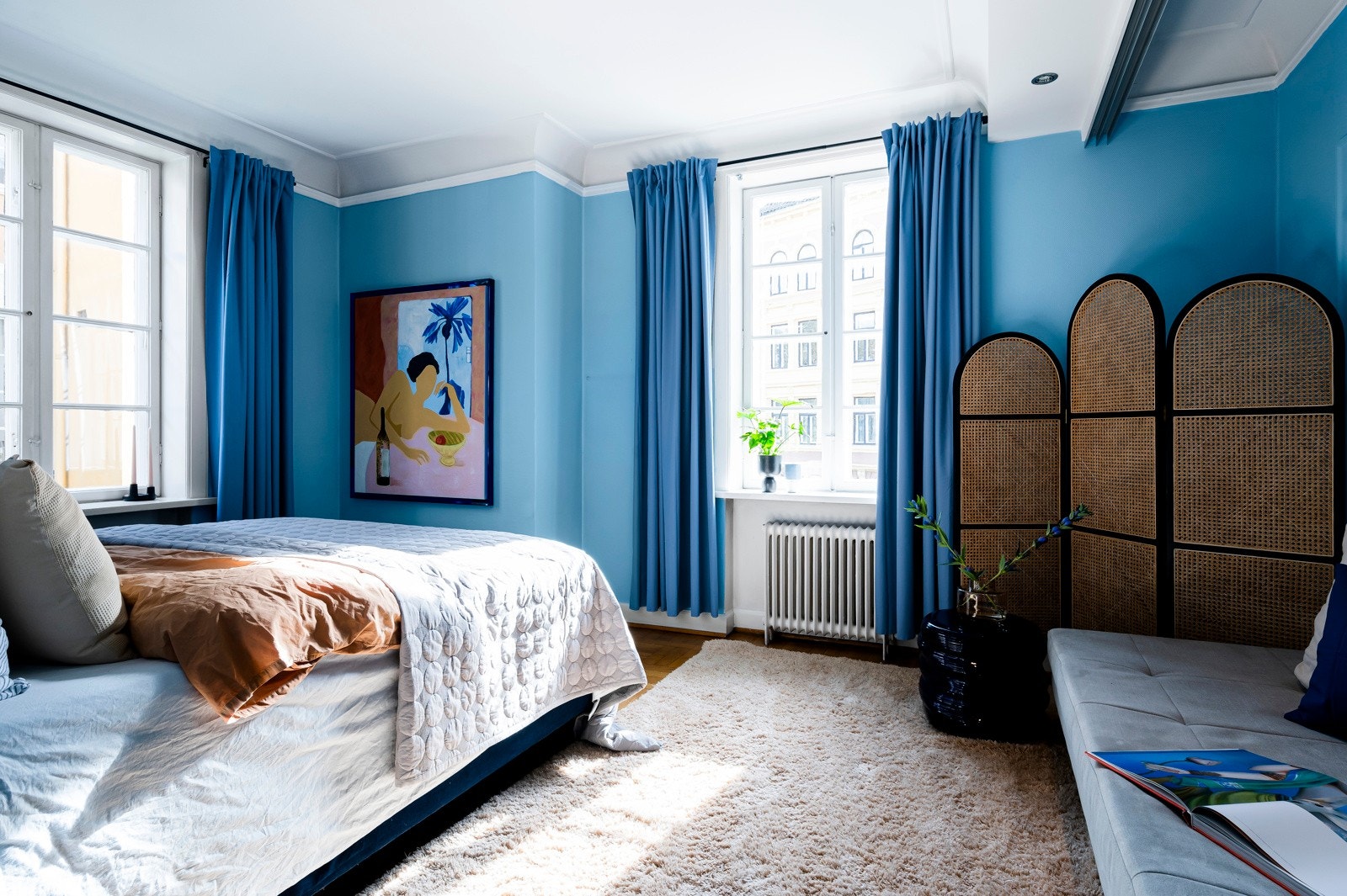 Stort og innbydende hovedsoverom med lysinnslipp fra to sider. Galleribilde