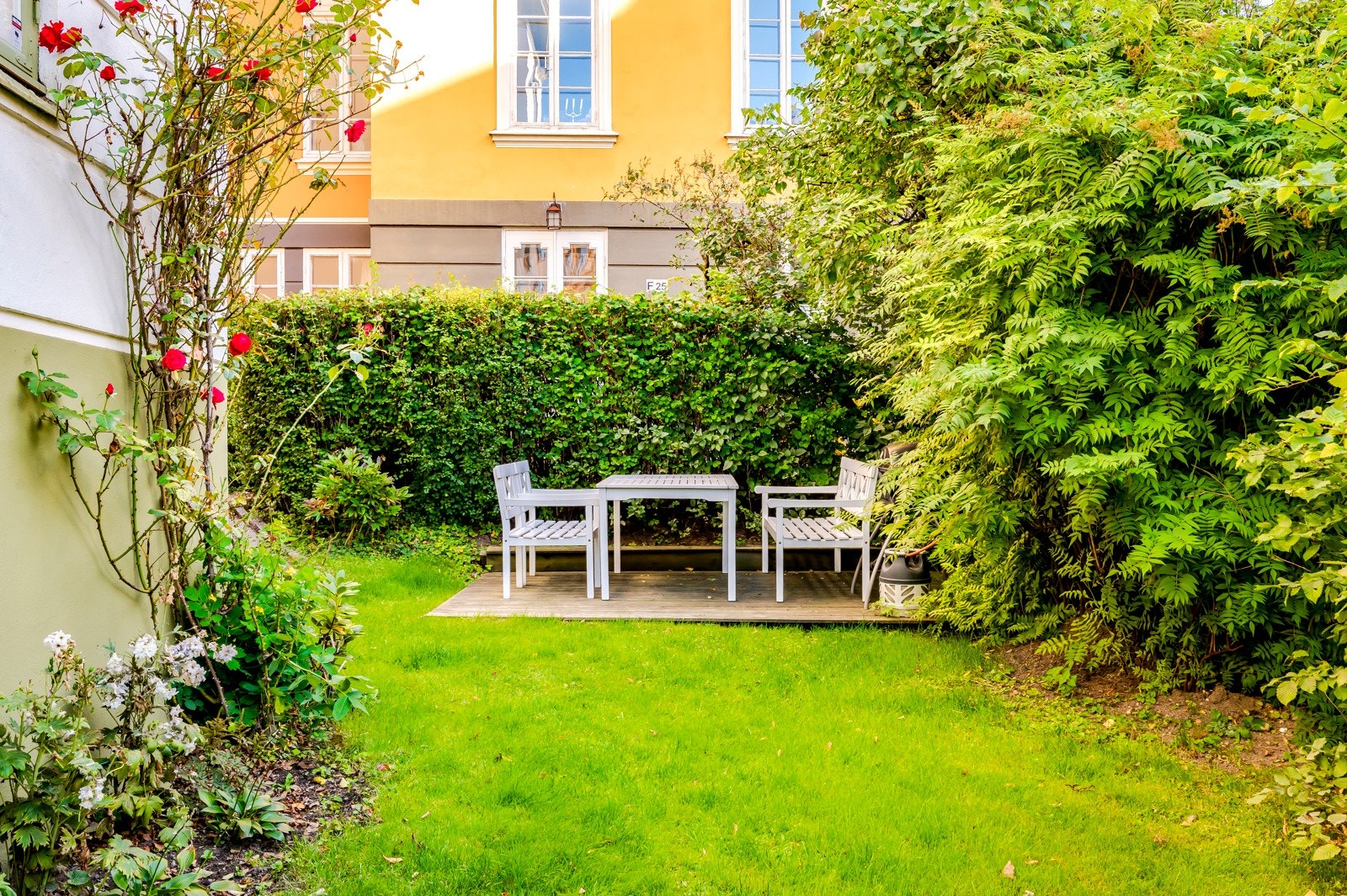 I en skjermet felleshage er det vakker beplantning, sittegrupper og grill som legger til rette for sosiale sammenkomster. Galleribilde