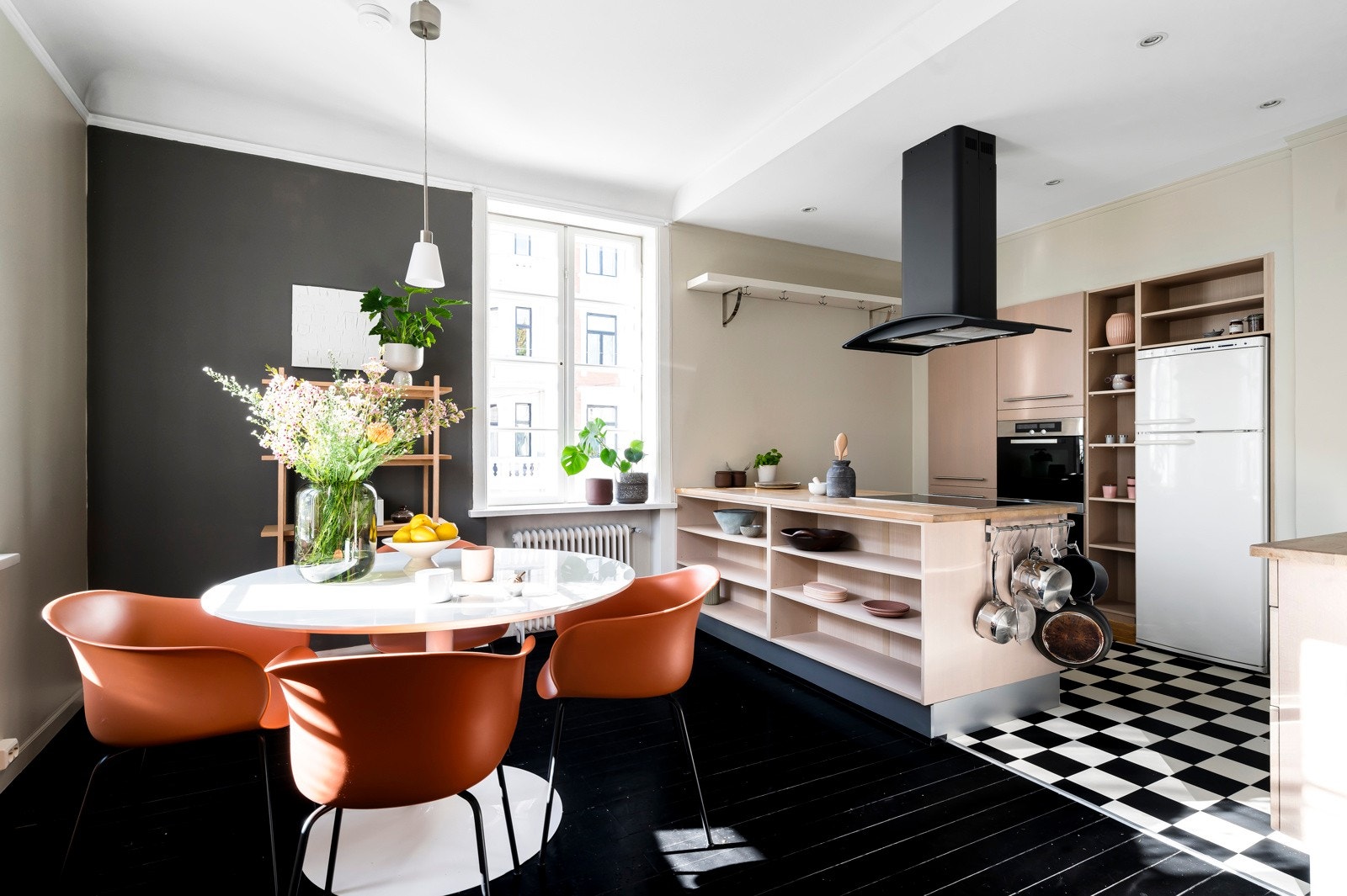 Rommet er av god størrelse, og det er utmerket plass til å samle familie og venner til hyggelige middagsselskaper rundt et spisebord. Galleribilde