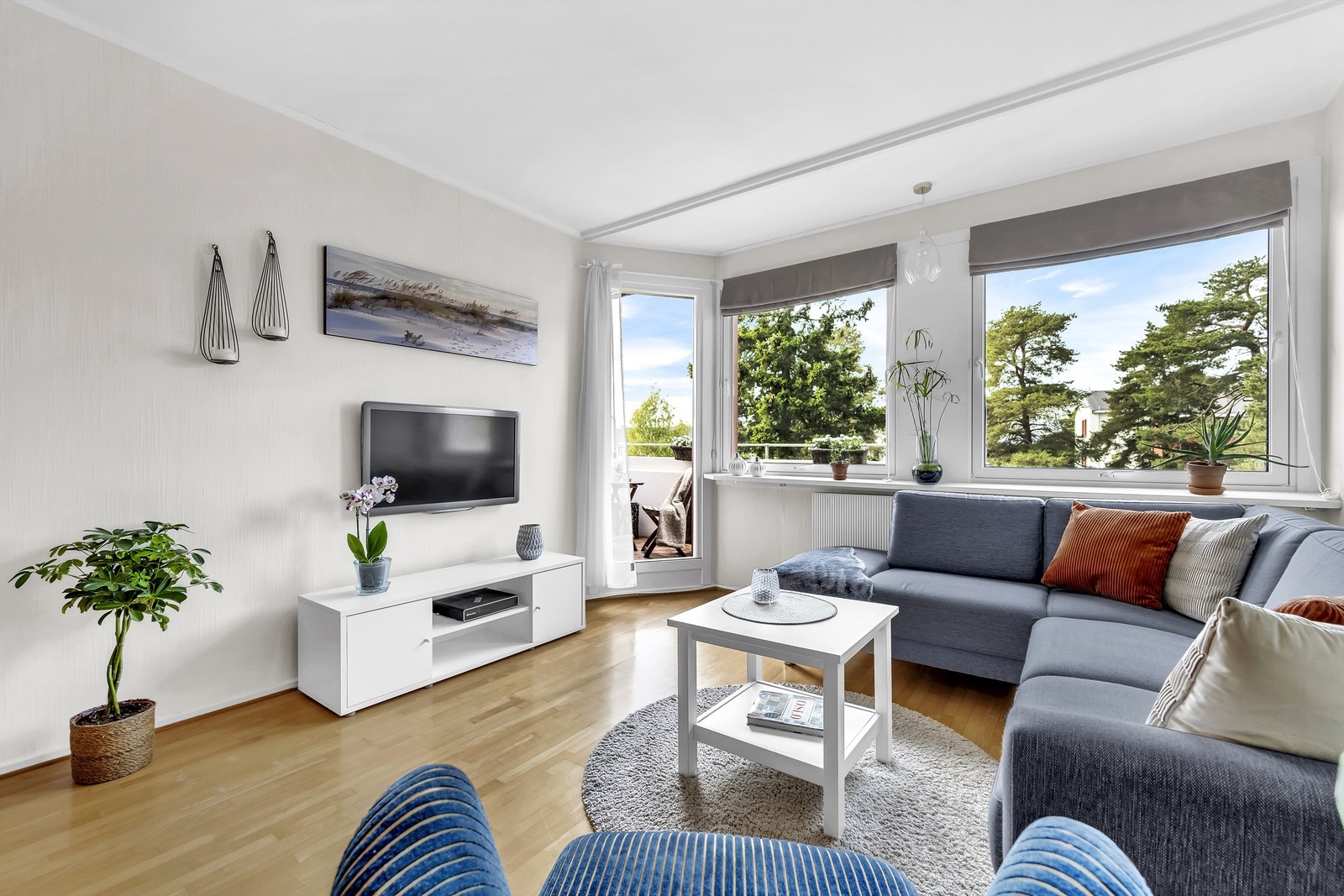 Romslig stue med store vindusflater. Galleribilde