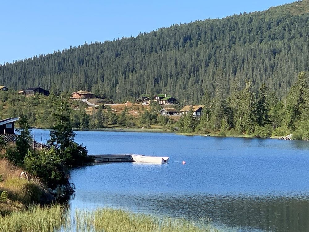 Nordre Vorsetvatn med badeplass og båter til utlån. Galleribilde