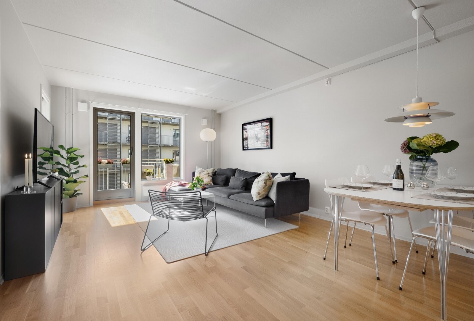 Lys og romslig stue med god atmosfære. Galleribilde