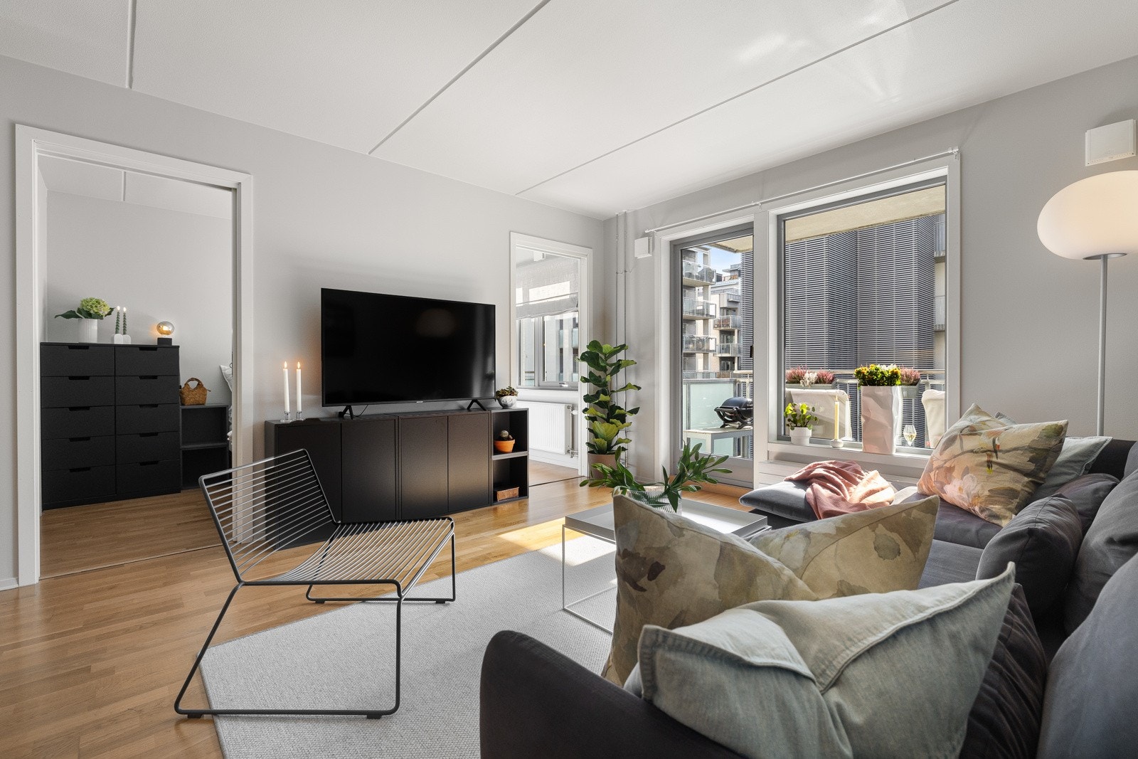 Stuens størrelse gjør at rommet naturlig deles inn i soner, både med sofakrok og spisegruppe. Galleribilde