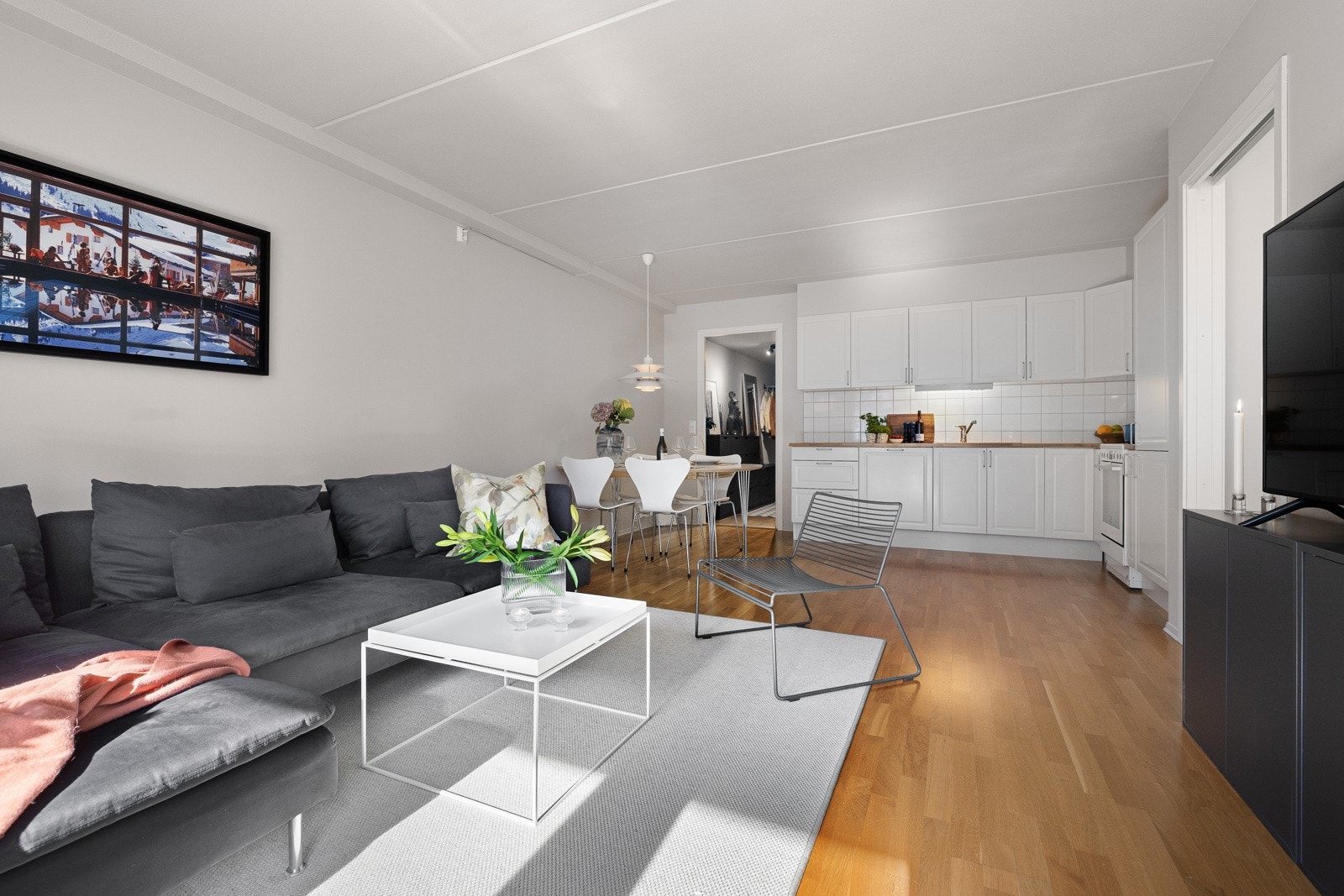 Stuens åpne løsning med kjøkkenet gjør at man enkelt kan underholde gjester mens man lager ferdig maten. Galleribilde