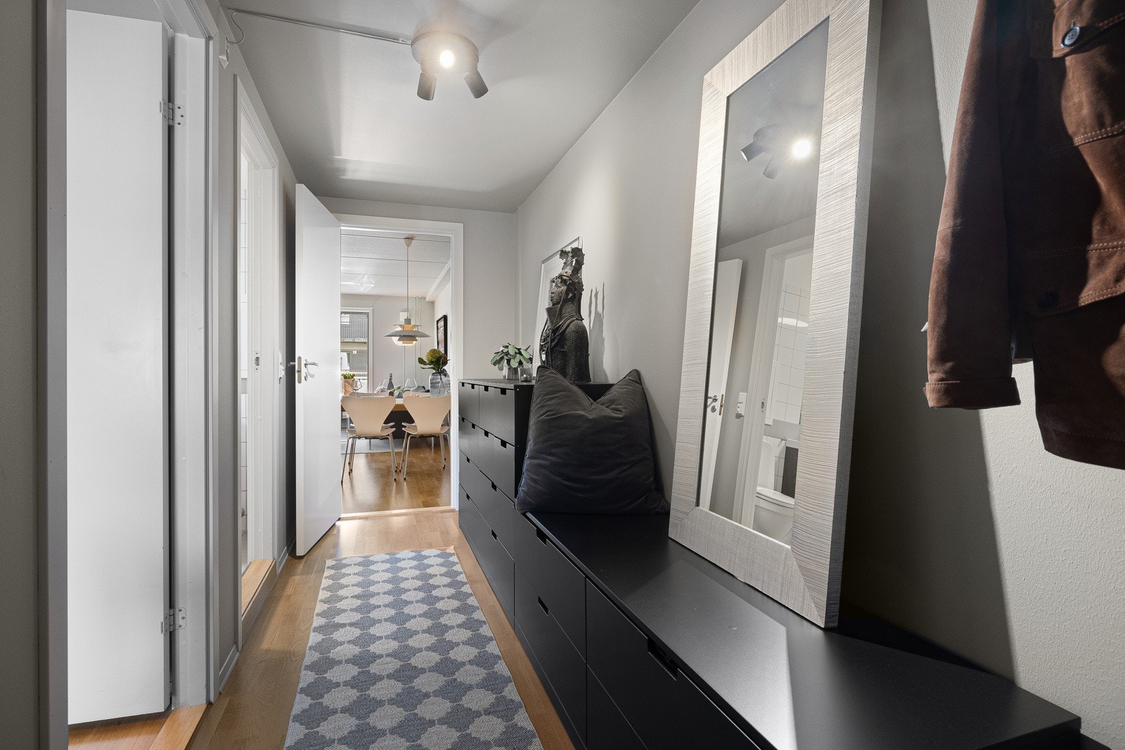 Rommet gir et godt førsteinntrykk av boligen. Galleribilde