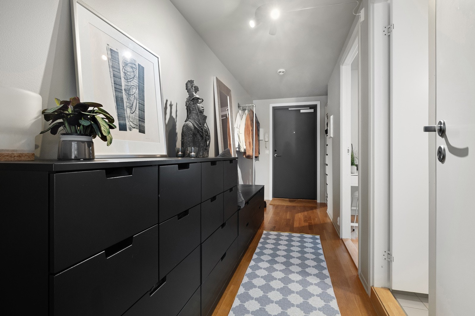 Bak inngangsdøren møtes du av en lys og innbydende leilighet. Galleribilde