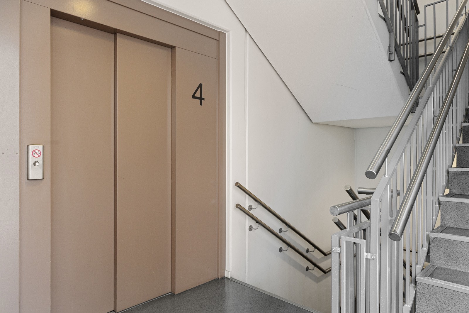 Det er enkel heisadkomst til leilighetsplan. Galleribilde