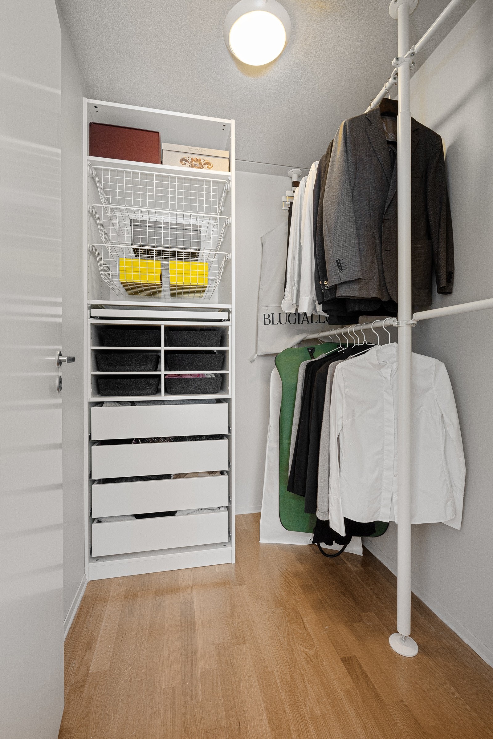 Rikelig med oppbevaringsplass i romslig walk-in garderobe. Galleribilde