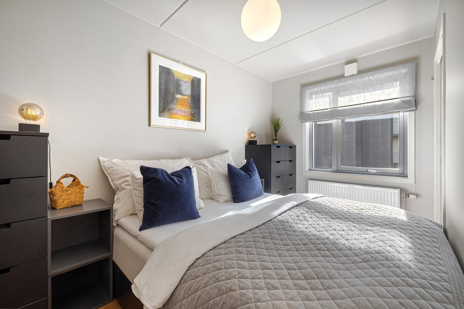 Boligen byr på et lyst hovedsoverom. Galleribilde