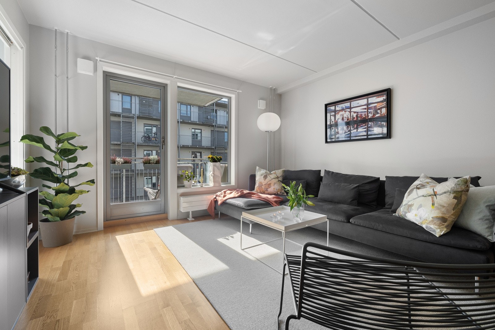 Det er godt med sitteplasser for å invitere familie og venner til hyggelige sosiale sammenkomster. Galleribilde