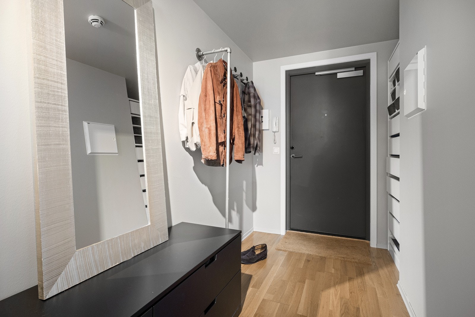 Entréen er romslig med god plass for oppbevaring av yttertøy og sko. Galleribilde