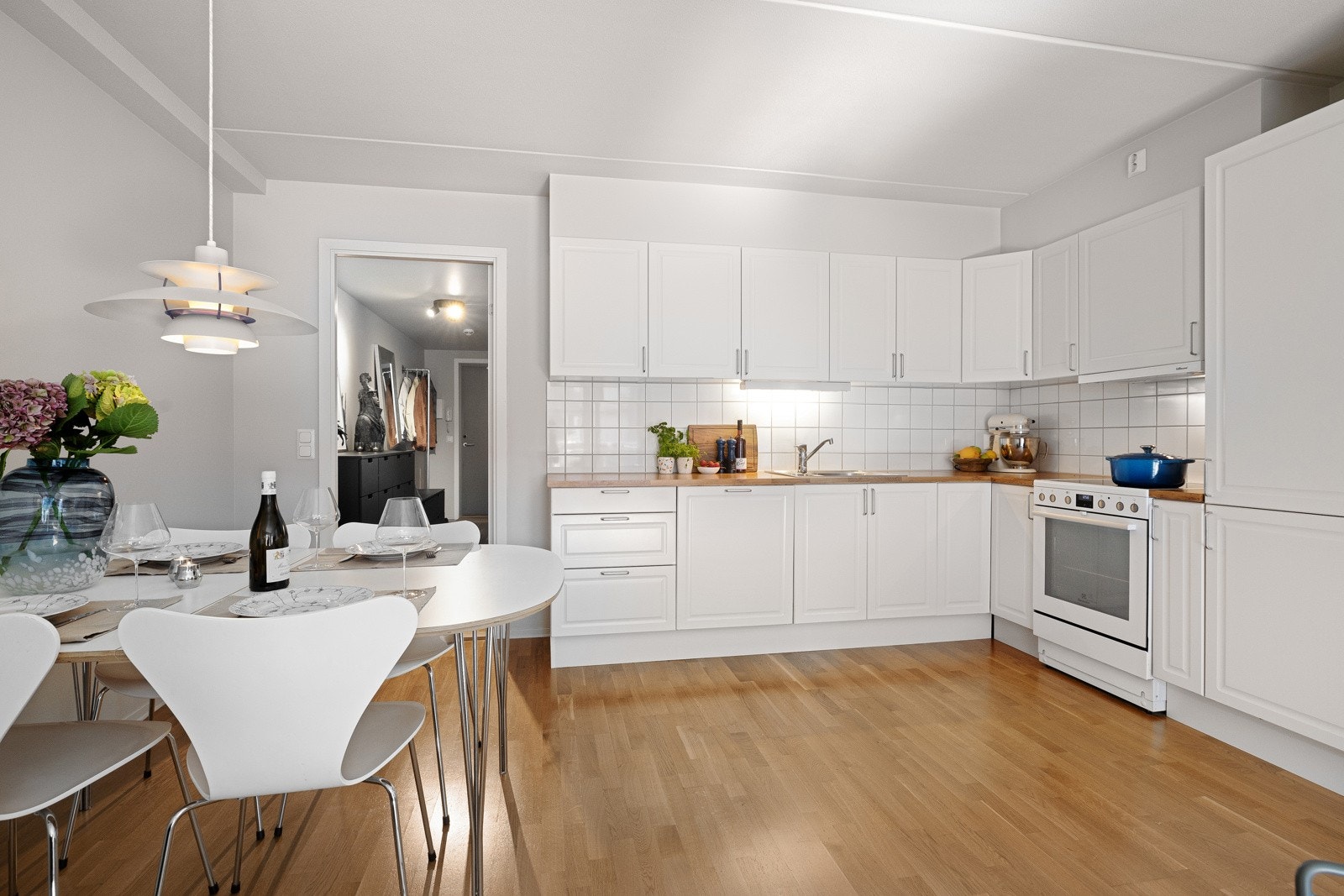 Kjøkkenet har godt med skap- og benkeplass for oppbevaring og matlagning. Galleribilde