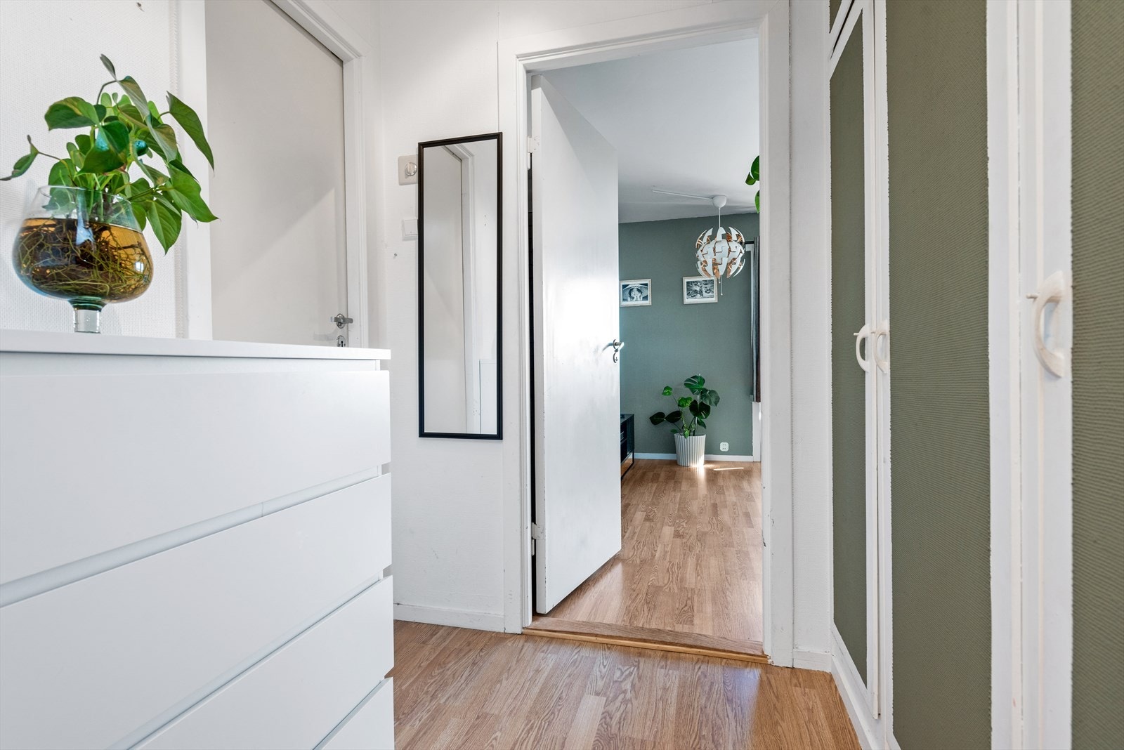 - Velkommen inn i lys og hyggelig entré! - Galleribilde